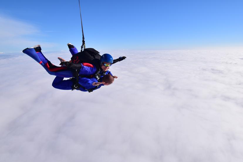 Lēciens ar izpletni tandēmā ar instruktoru Šauļos