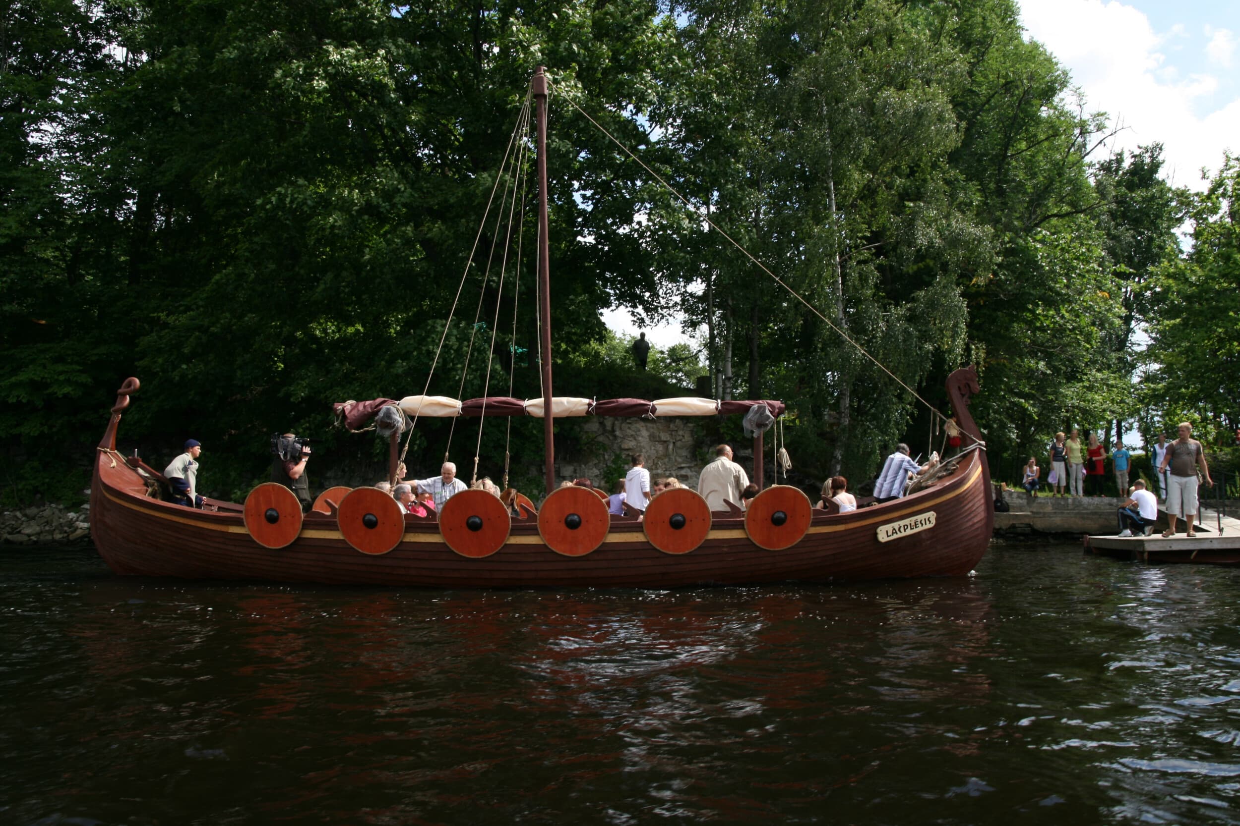 Brauciens pa Daugavu vikingu laivā (6 personām)