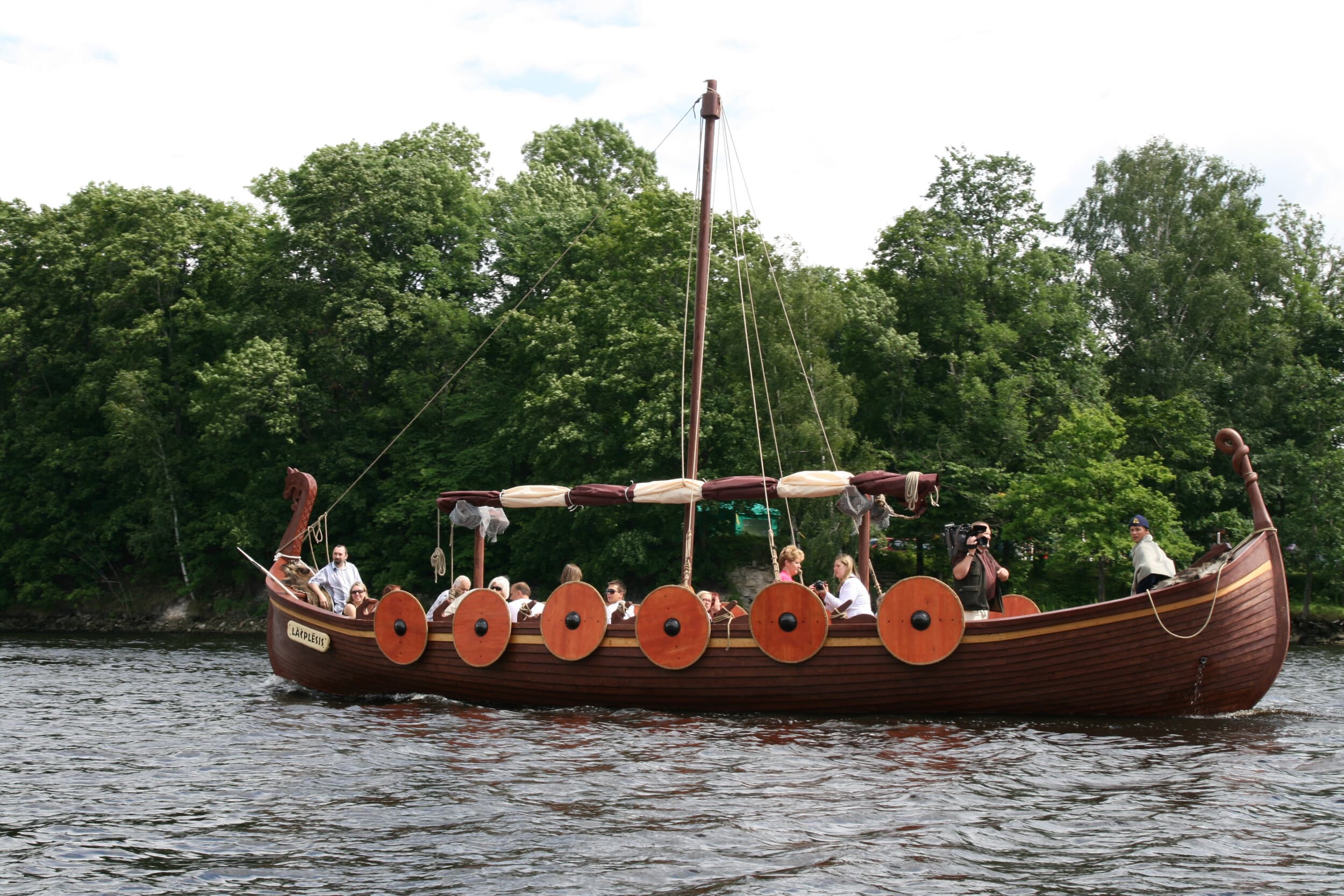Brauciens pa Daugavu vikingu laivā (6 personām)