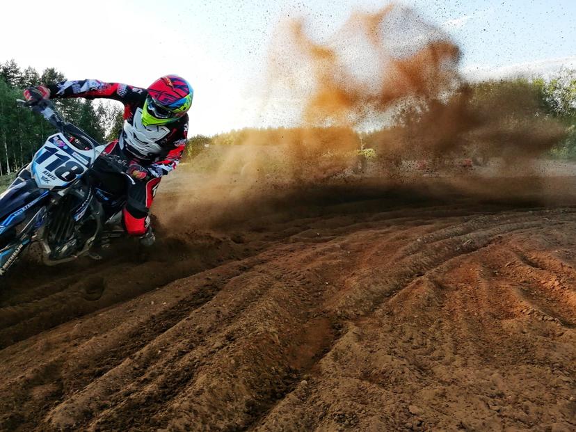 Brauciens ar krosa motociklu