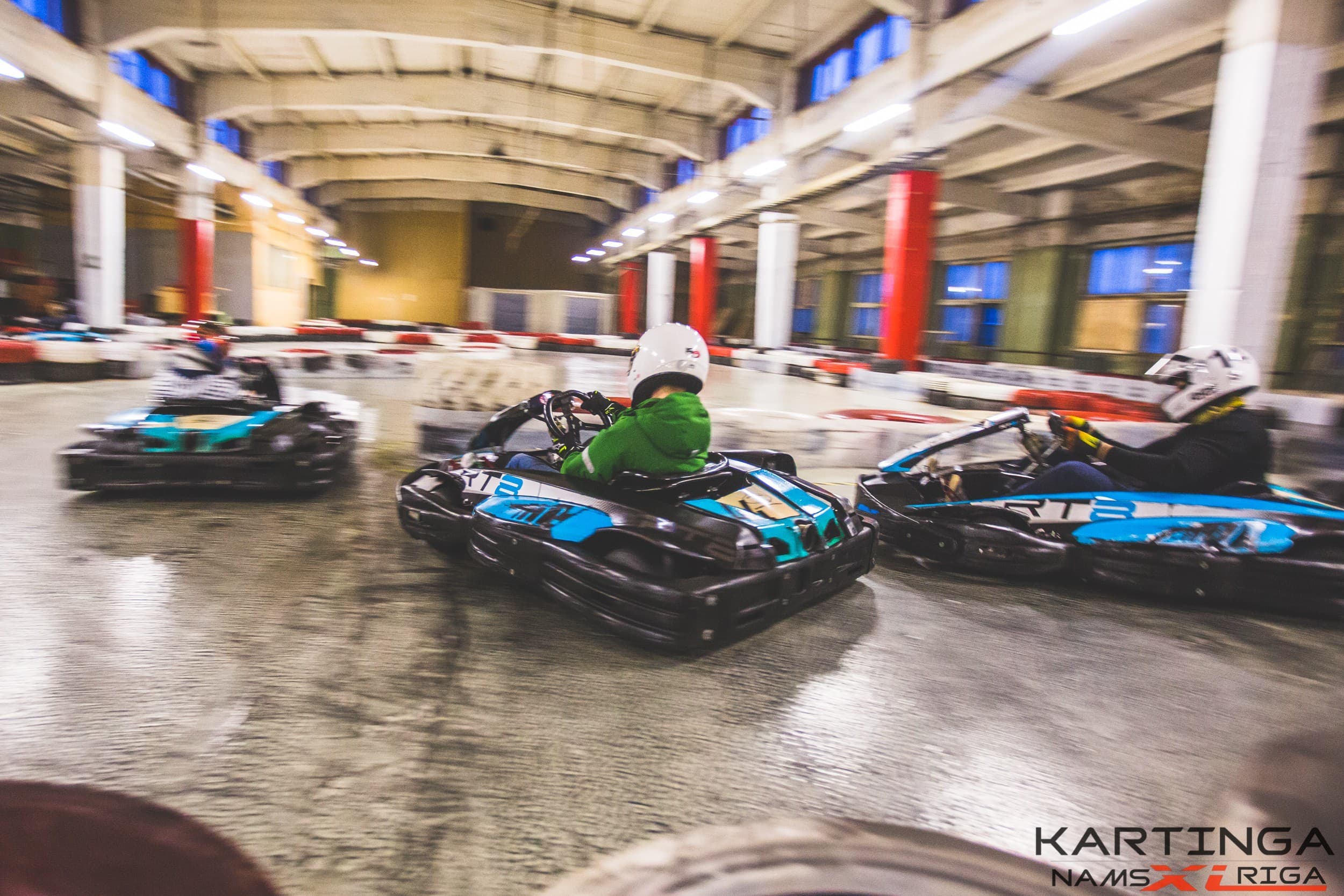 Aizraujošs brauciens ar kartingiem diviem – XL Riga trasē | Davanu Serviss