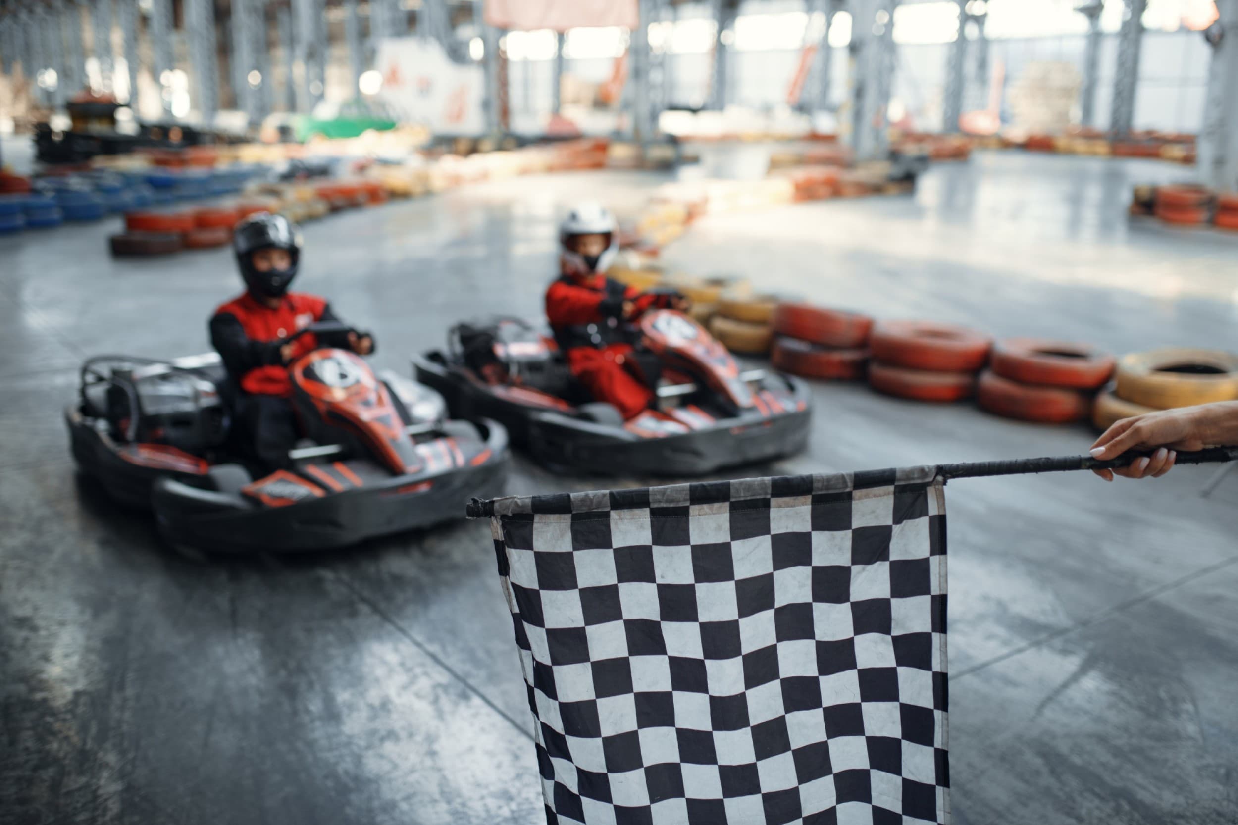 Aizraujošs brauciens ar kartingiem diviem – XL Riga trasē | Davanu Serviss