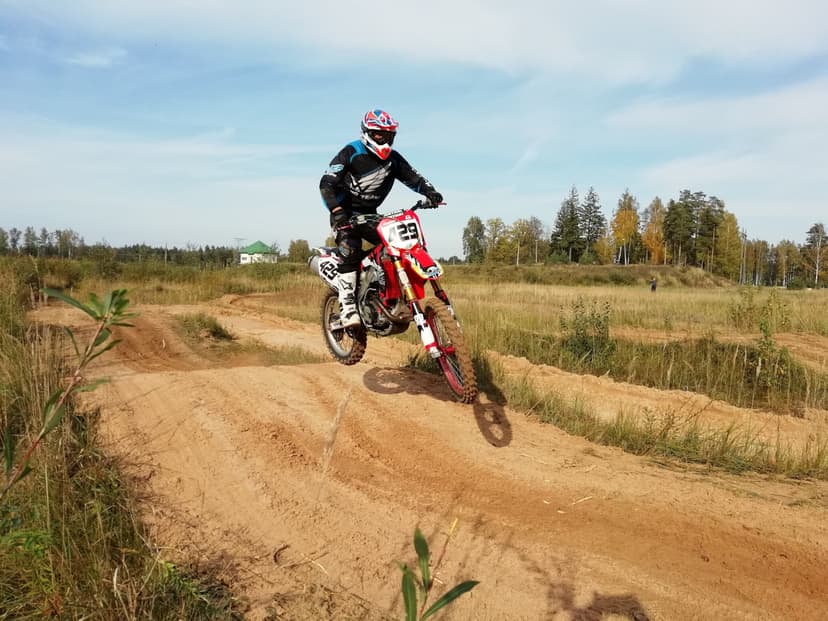 Brauciens ar krosa motociklu