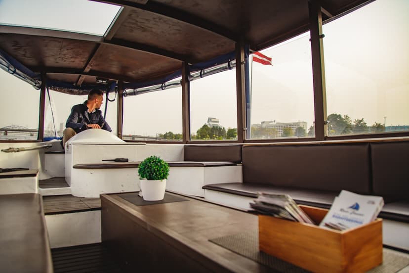 „Vecpilsētas panorāmas reiss” brauciens pa Rīgas kanālu un Daugavu ar kanāla kuģīšiem