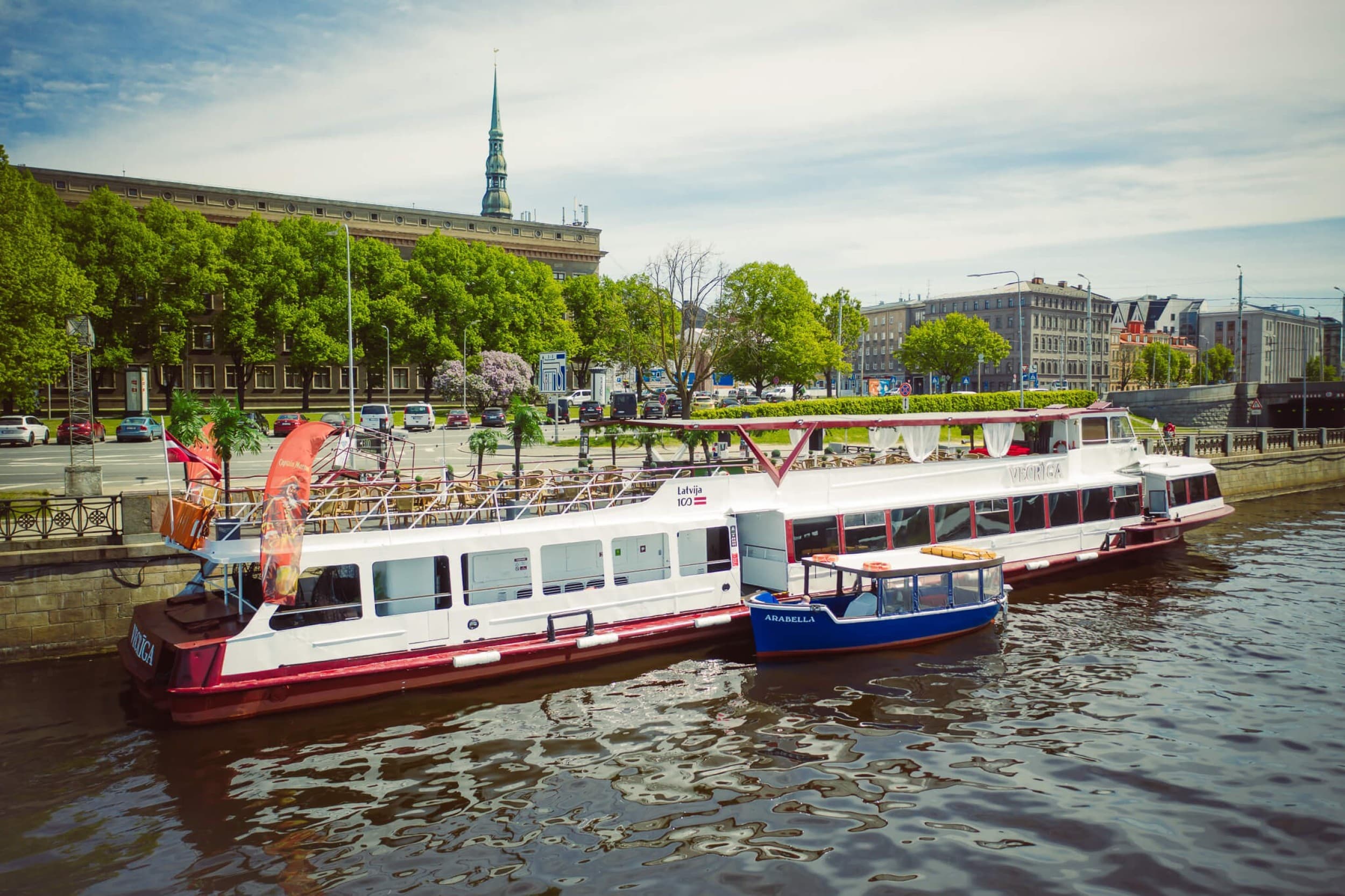 Rīgas panorāmas reiss pa Daugavu ar kuģīti VECRĪGA diviem | Davanu Serviss