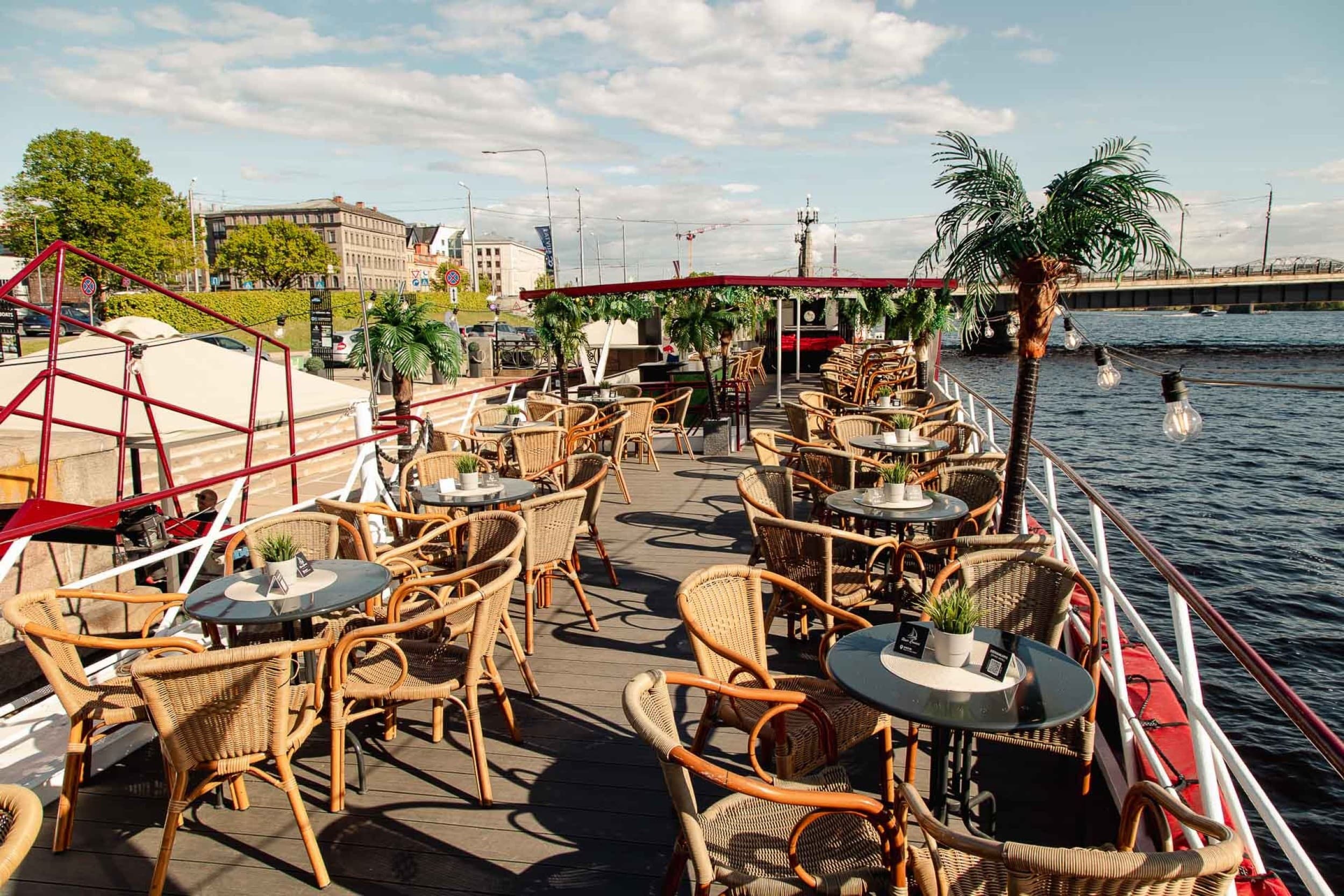 Rīgas panorāmas reiss pa Daugavu ar kuģīti VECRĪGA diviem | Davanu Serviss