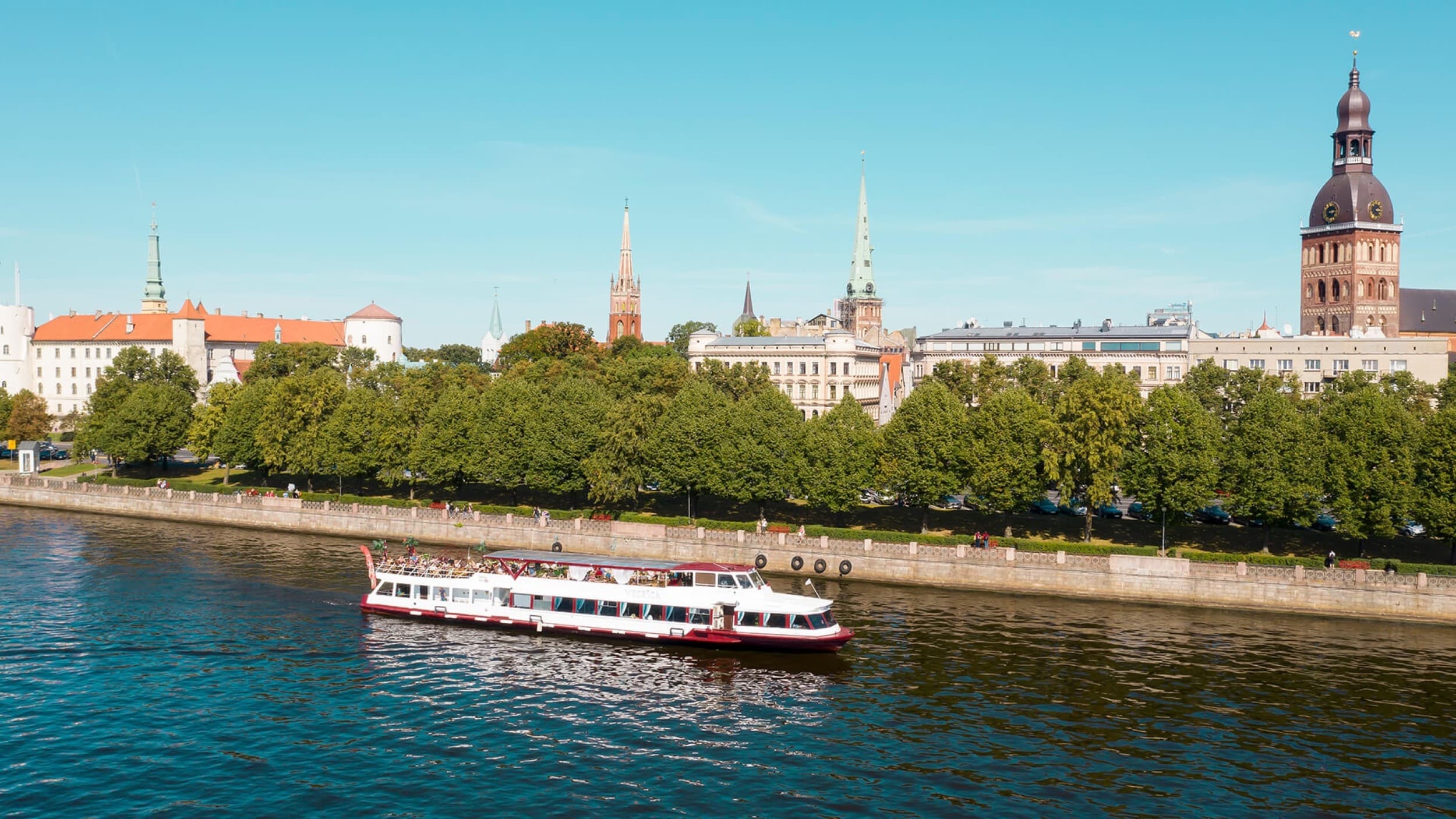 Rīgas panorāmas reiss pa Daugavu ar kuģīti VECRĪGA diviem | Davanu Serviss