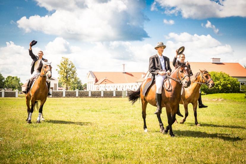 Nakts Pakruojis muižā un izjāde ar zirgu