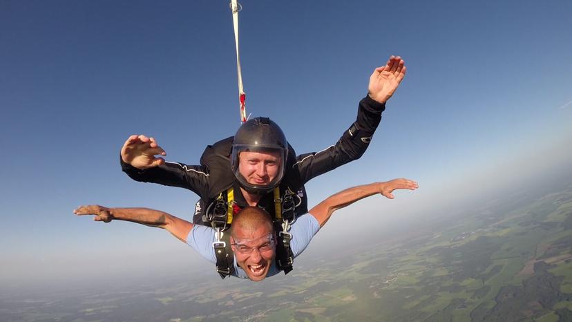 Lēciens ar izpletni tandēmā + video