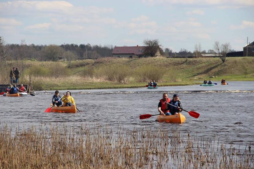 Brauciens ar kanoe pa Salacu