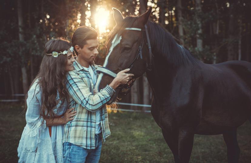 Romantiska izjāde ar zirgiem Jumpravmuižas parkā diviem