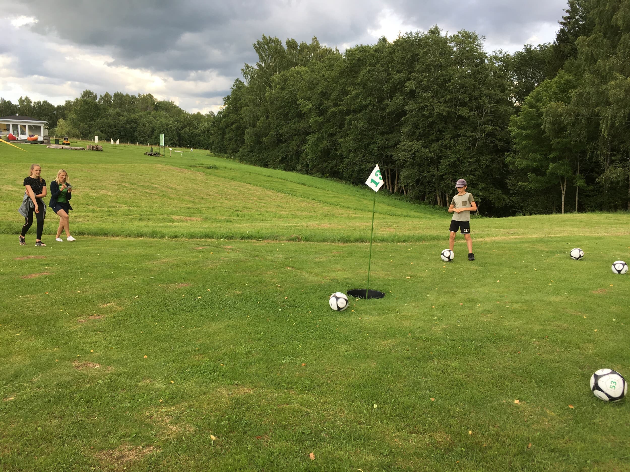 Futbolgolfa spēle Siguldas futbolgolfa parkā (2 pieaugušie + 1 bērns) | Davanu Serviss