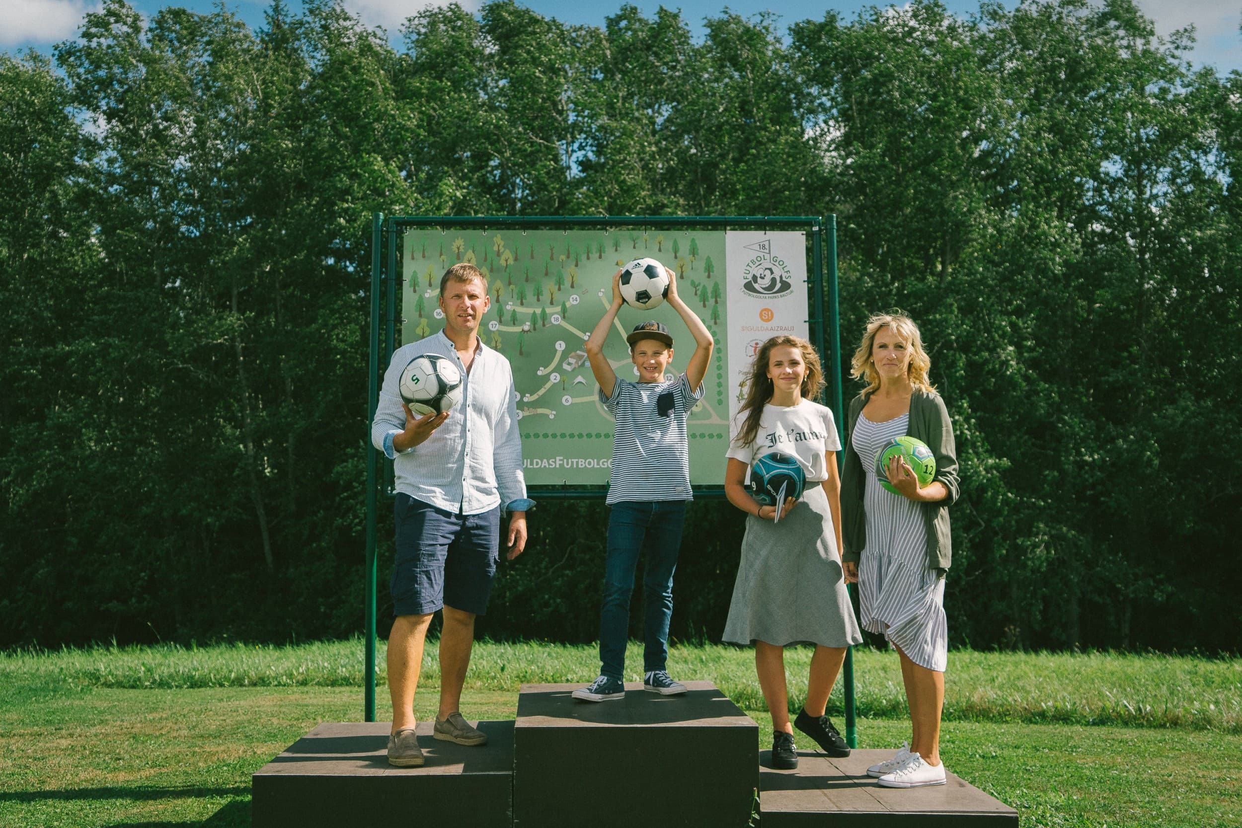 Futbolgolfa spēle Siguldas futbolgolfa parkā (2 pieaugušie + 2 bērni)