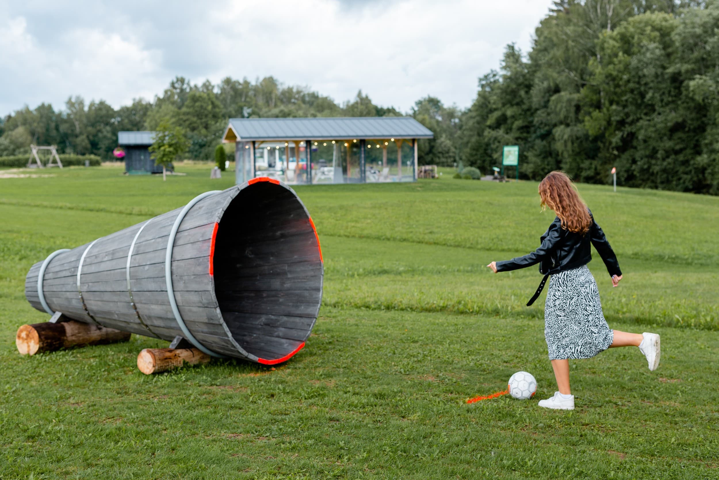 Futbolgolfa spēle Siguldas futbolgolfa parkā (2 pieaugušie + 2 bērni)