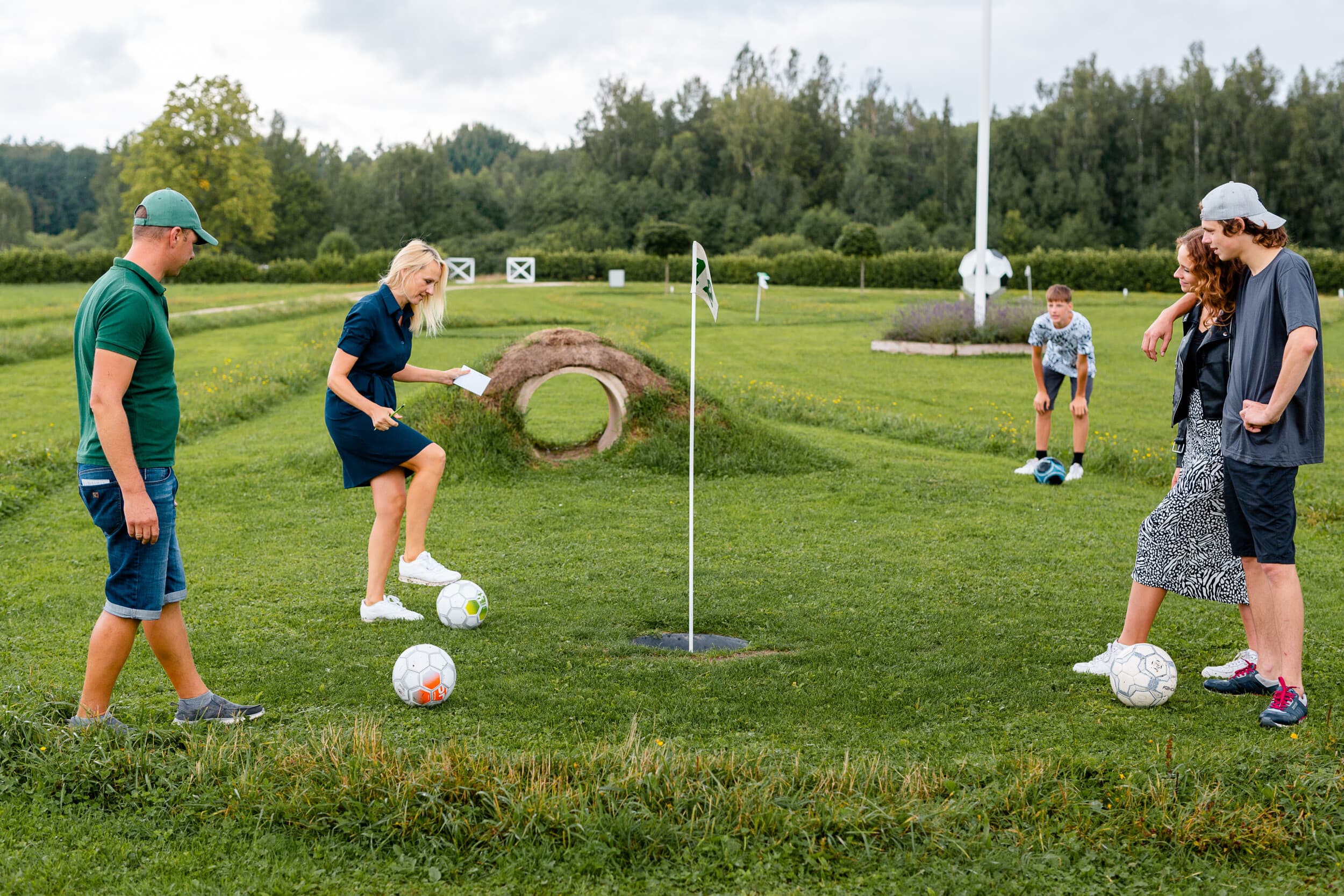 Futbolgolfa spēle Siguldas futbolgolfa parkā (2 pieaugušie + 2 bērni)
