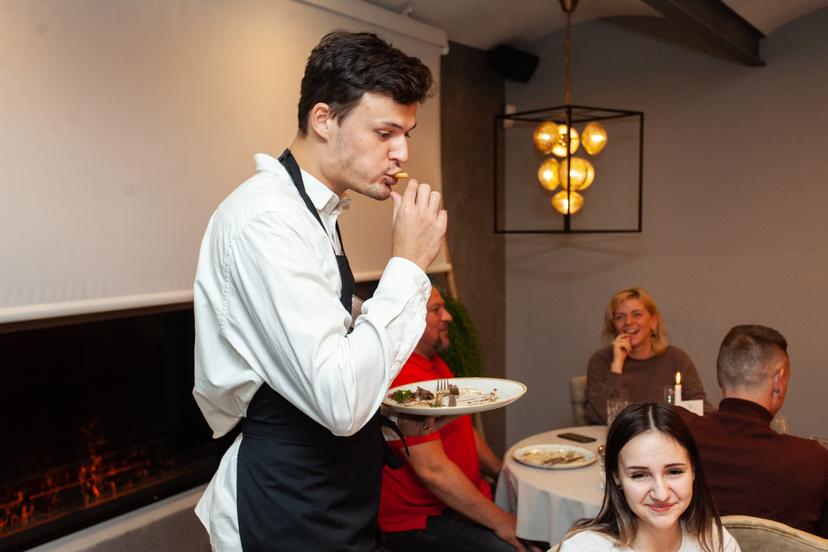 Shitty Dinner: improvizācijas izrāde ar vakariņām vienam