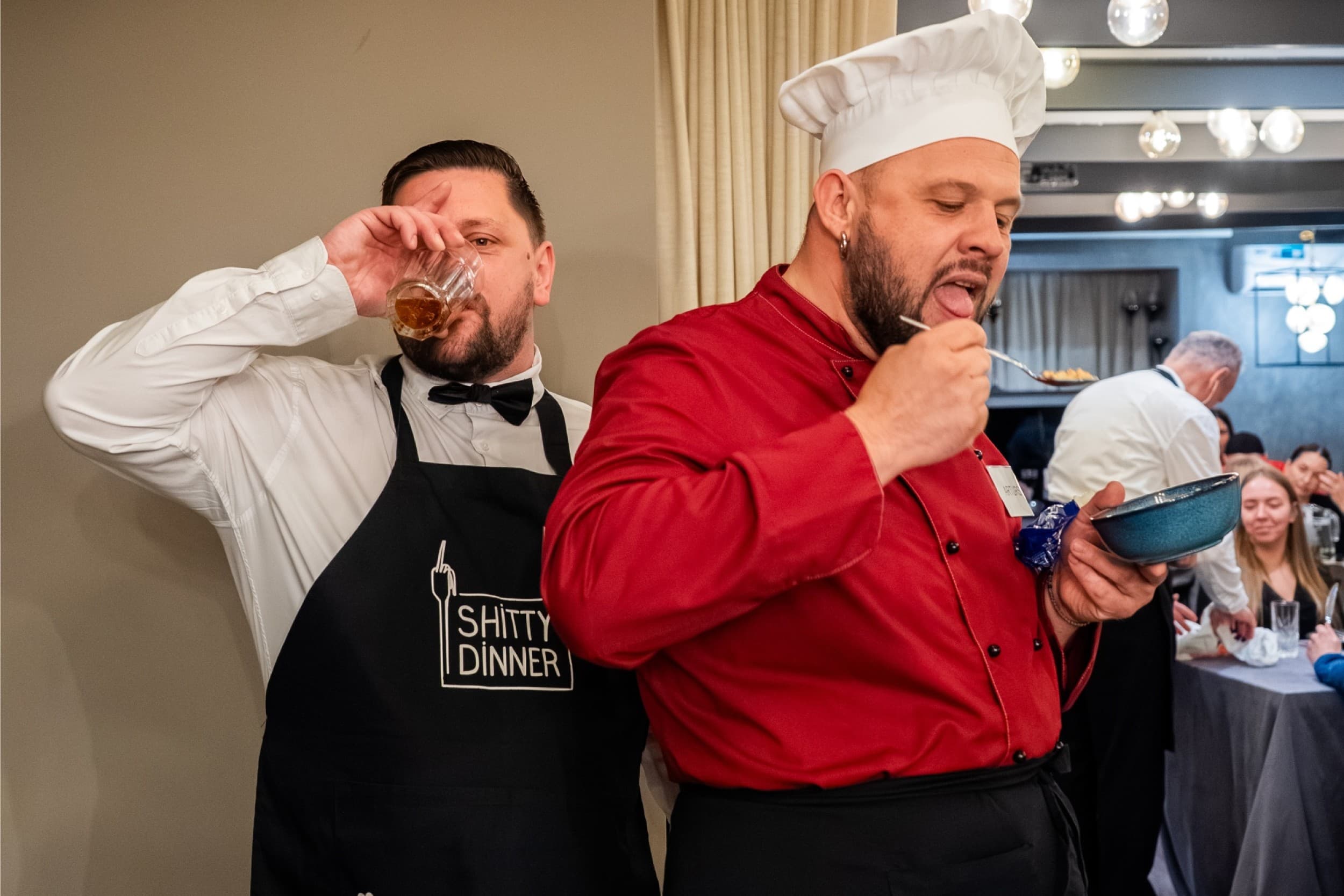 Shitty Dinner: improvizācijas izrāde ar vakariņām vienam