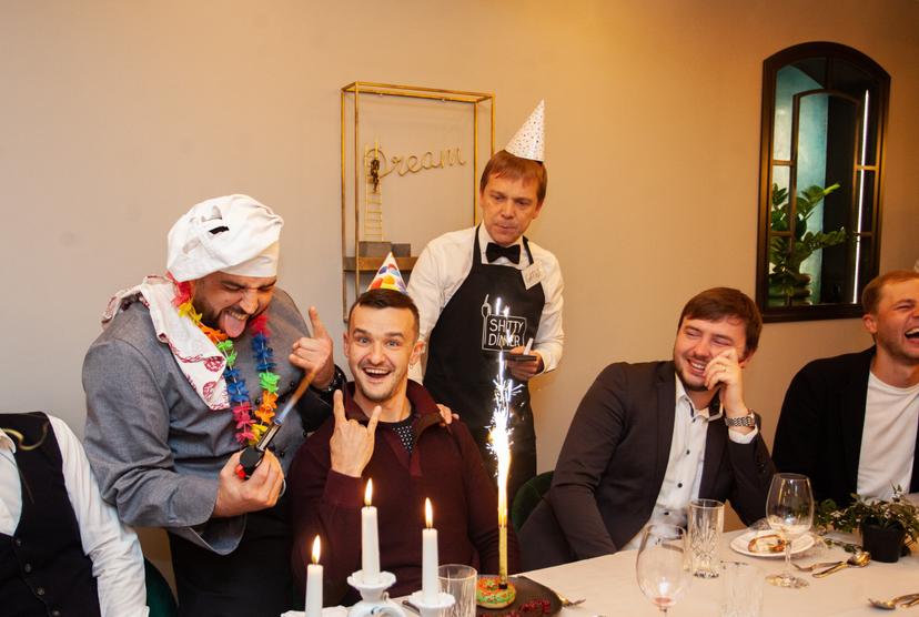 Shitty Dinner: improvizācijas izrāde ar vakariņām diviem