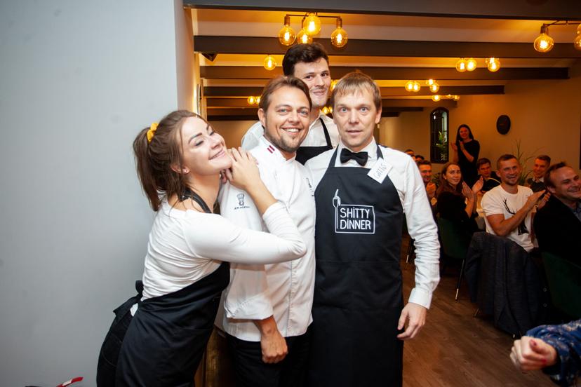 Shitty Dinner: improvizācijas izrāde ar vakariņām un vīnu diviem