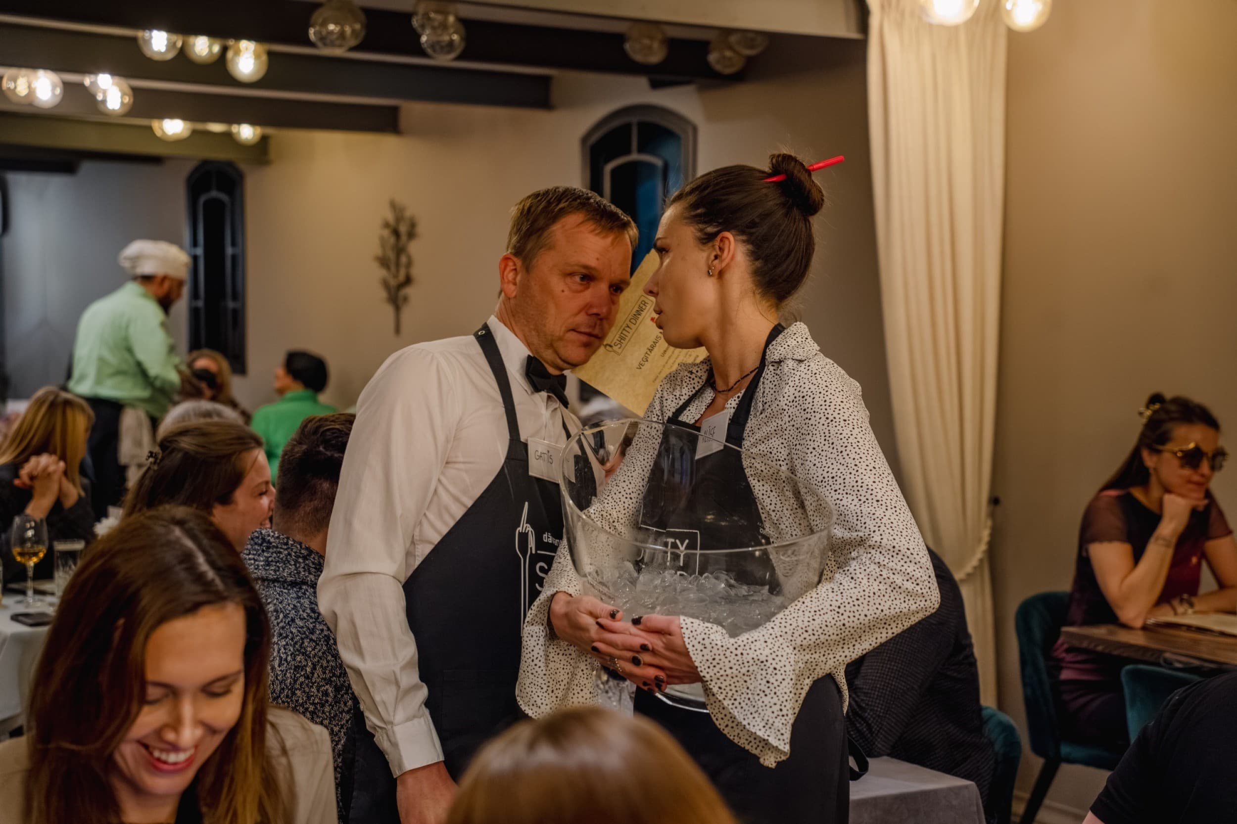 Shitty Dinner: improvizācijas izrāde ar vakariņām un vīnu diviem | Davanu Serviss