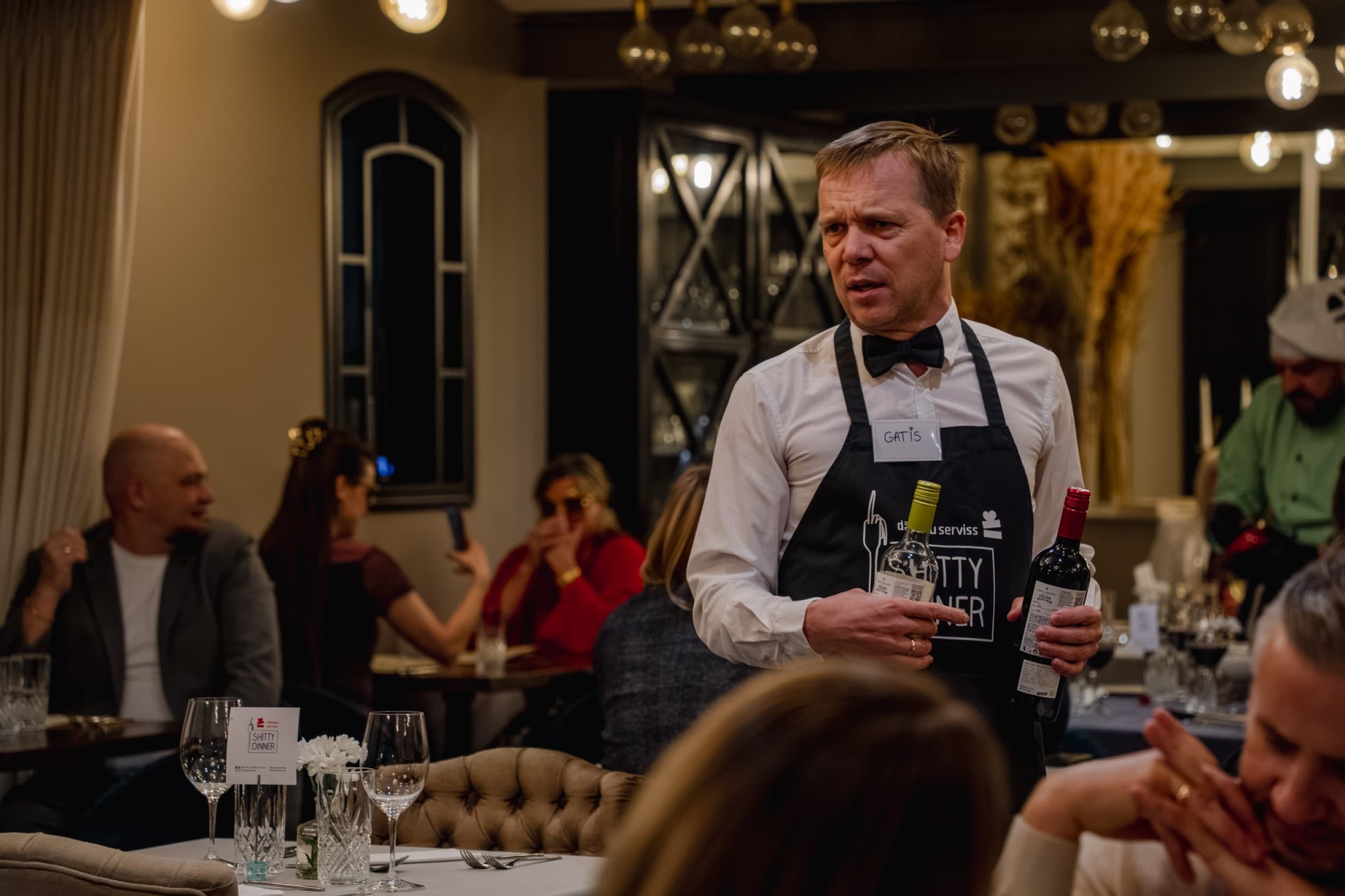 Shitty Dinner: improvizācijas izrāde ar vakariņām un vīnu diviem | Davanu Serviss