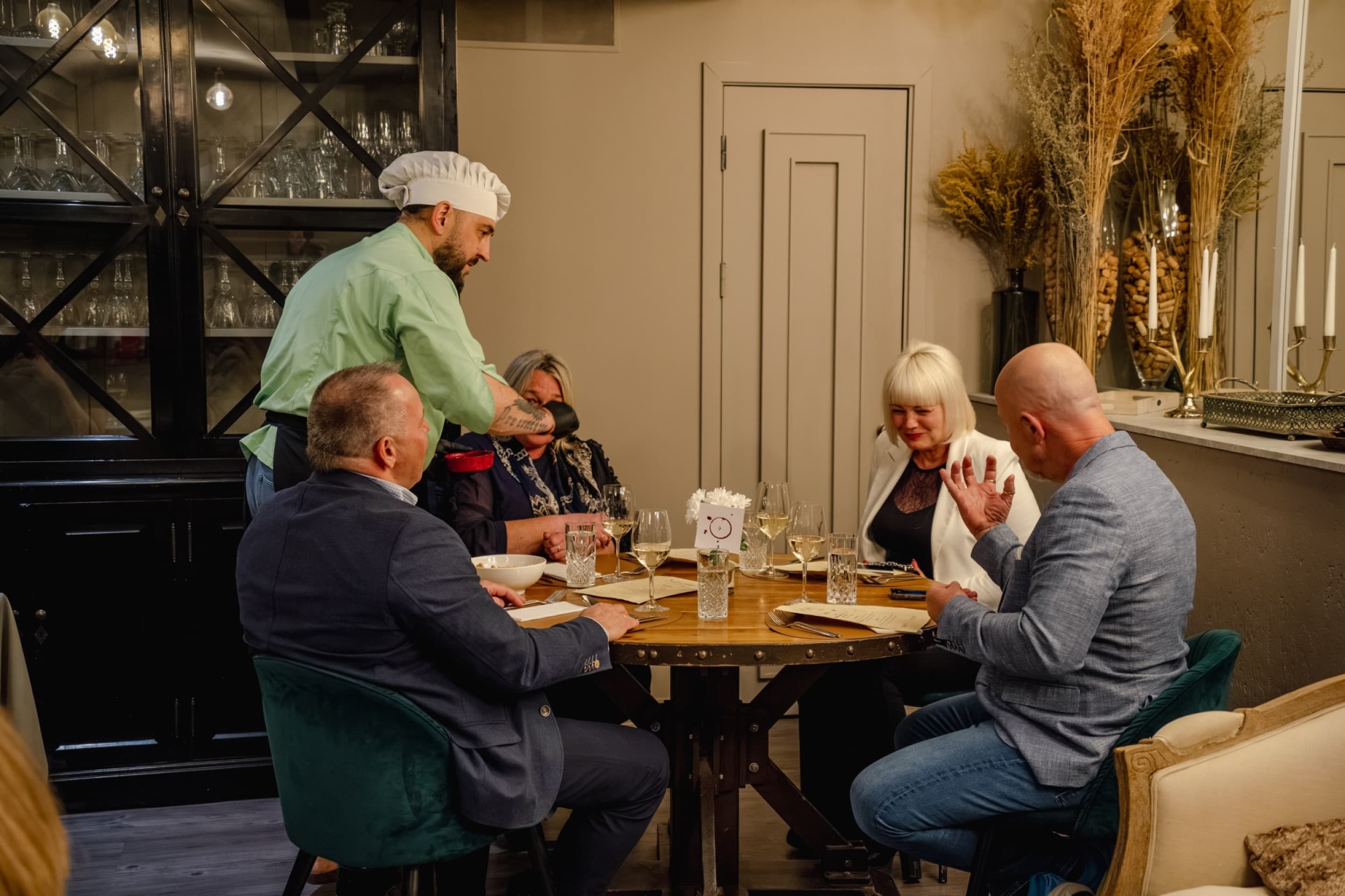 Shitty Dinner: improvizācijas izrāde ar vakariņām un vīnu diviem | Davanu Serviss