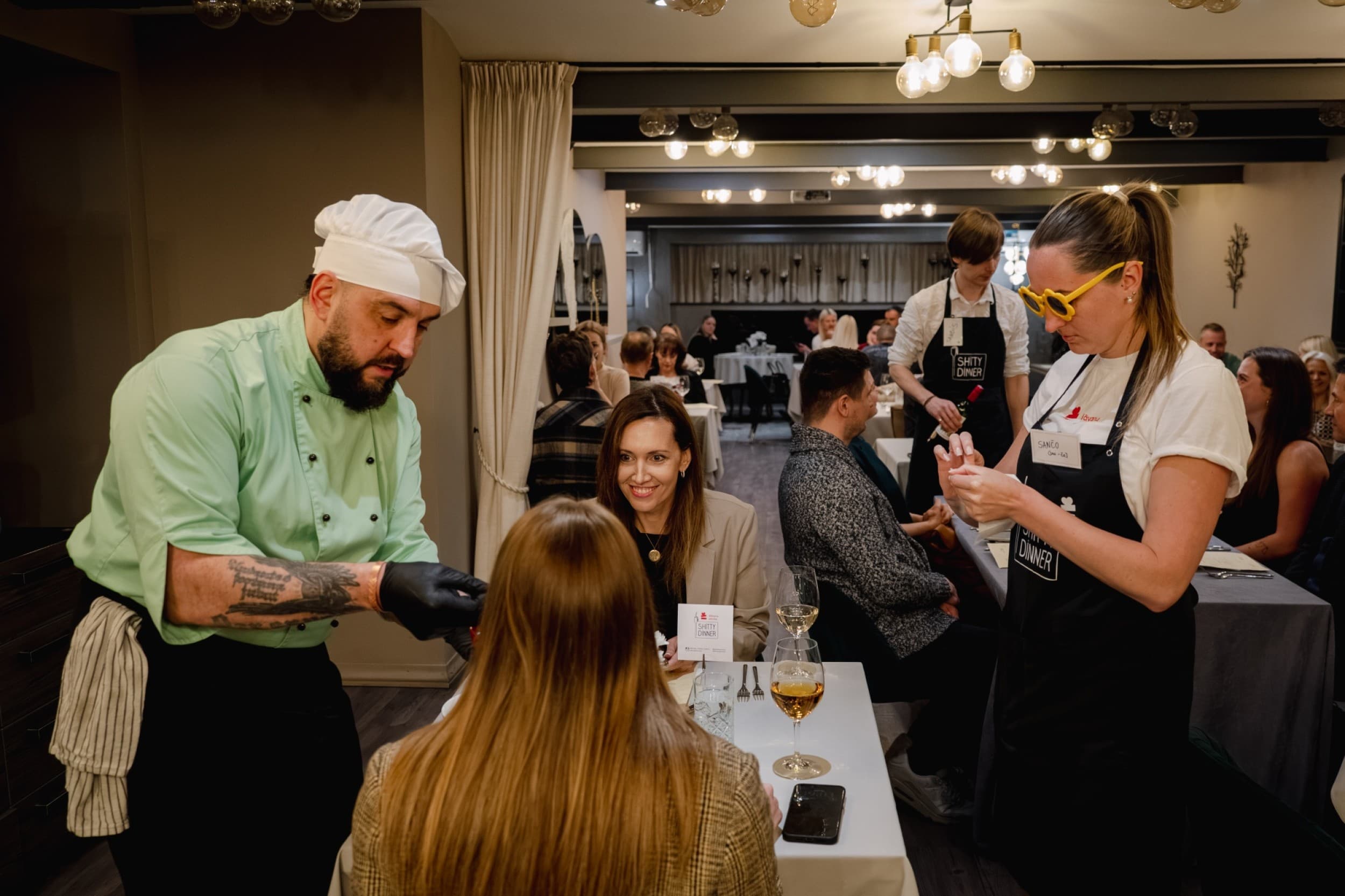 Shitty Dinner: improvizācijas izrāde ar vakariņām un vīnu diviem | Davanu Serviss