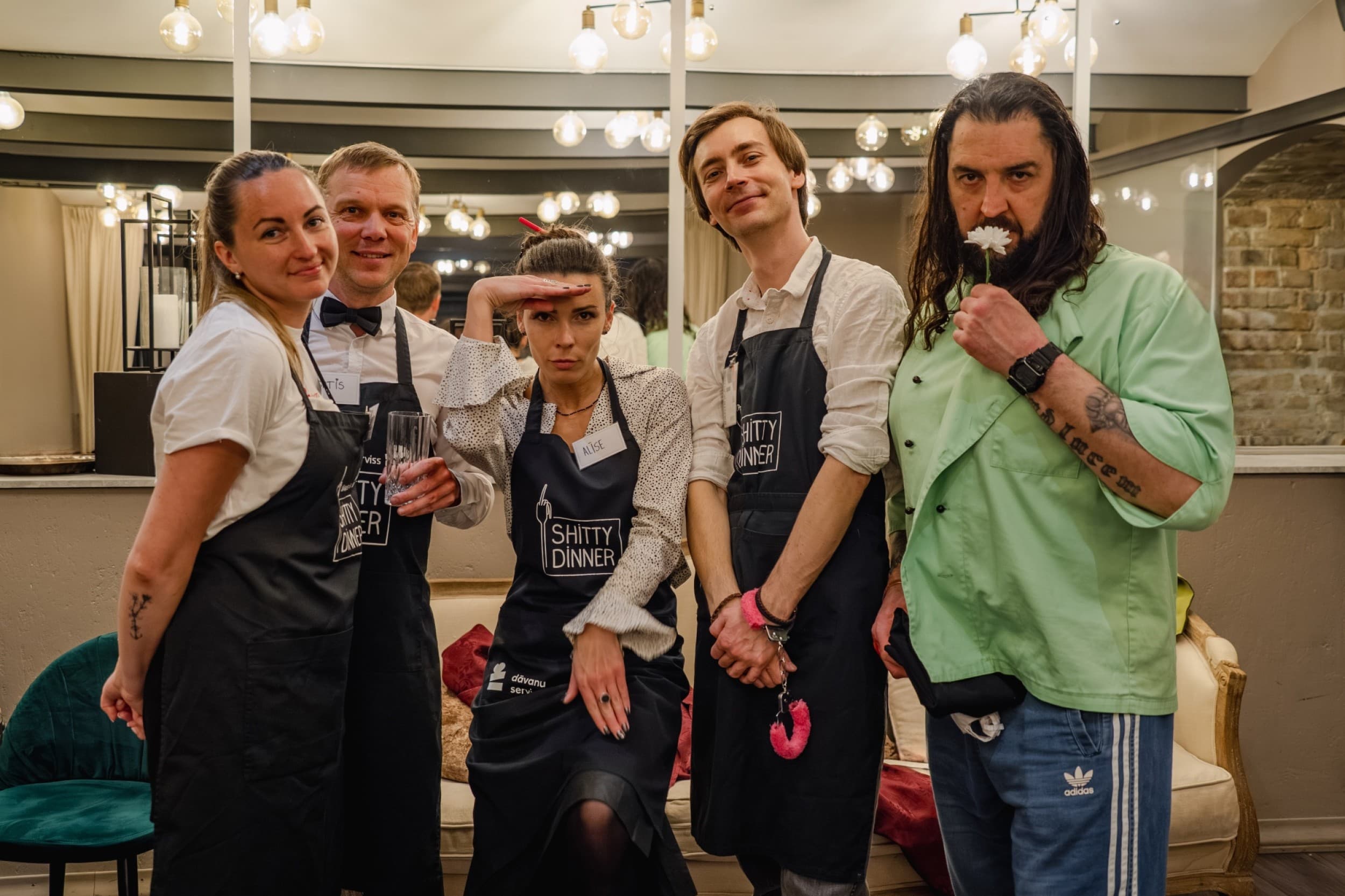 Shitty Dinner: improvizācijas izrāde ar vakariņām un vīnu diviem | Davanu Serviss