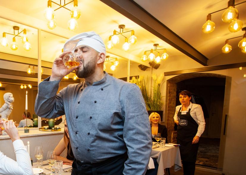 Shitty Dinner: improvizācijas izrāde ar vakariņām un vīnu vienam