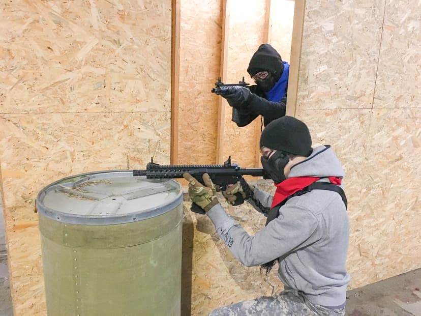 Airsofts iekštelpās vai āra trasēs no GUNSnLASERS (2 pers., 3h, Rīga)