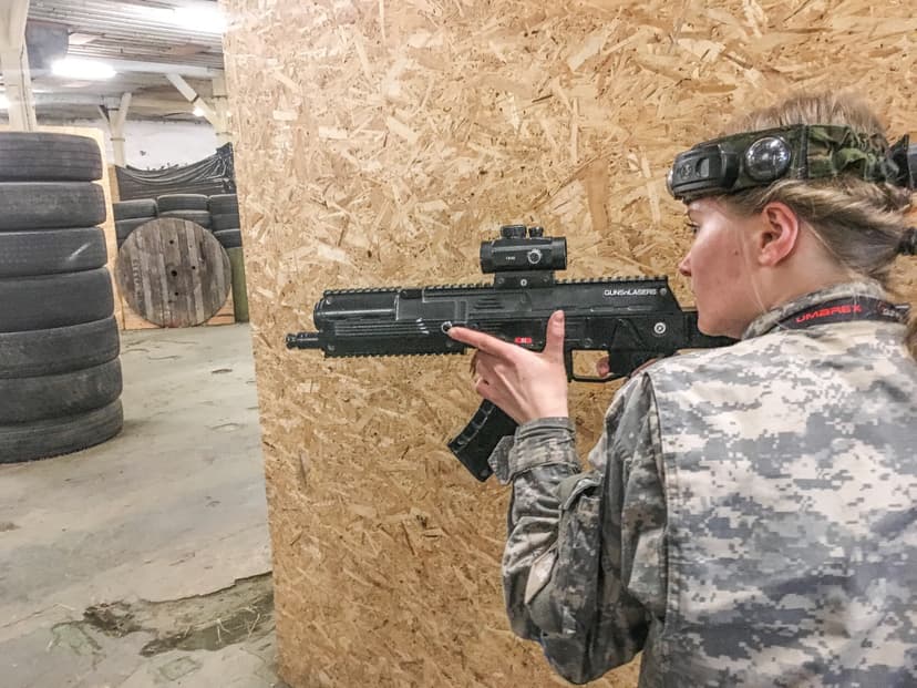 Lāzertags iekštelpās vai āra trasēs no GUNSnLASERS (2 pers., 1h, Rīga)