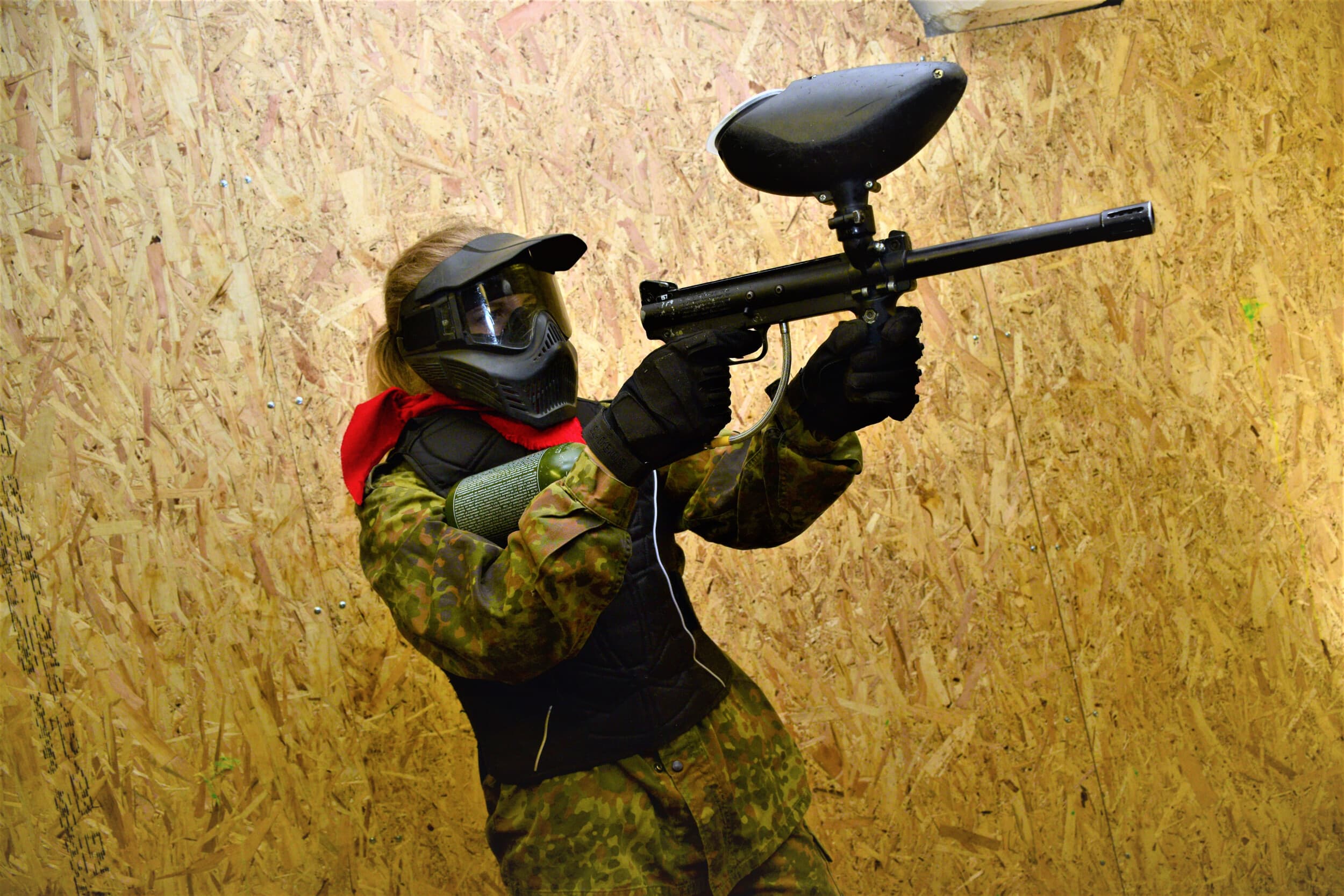 Peintbols iekštelpās vai āra trasēs no GUNSnLASERS (2 pers., 3h, Rīga)