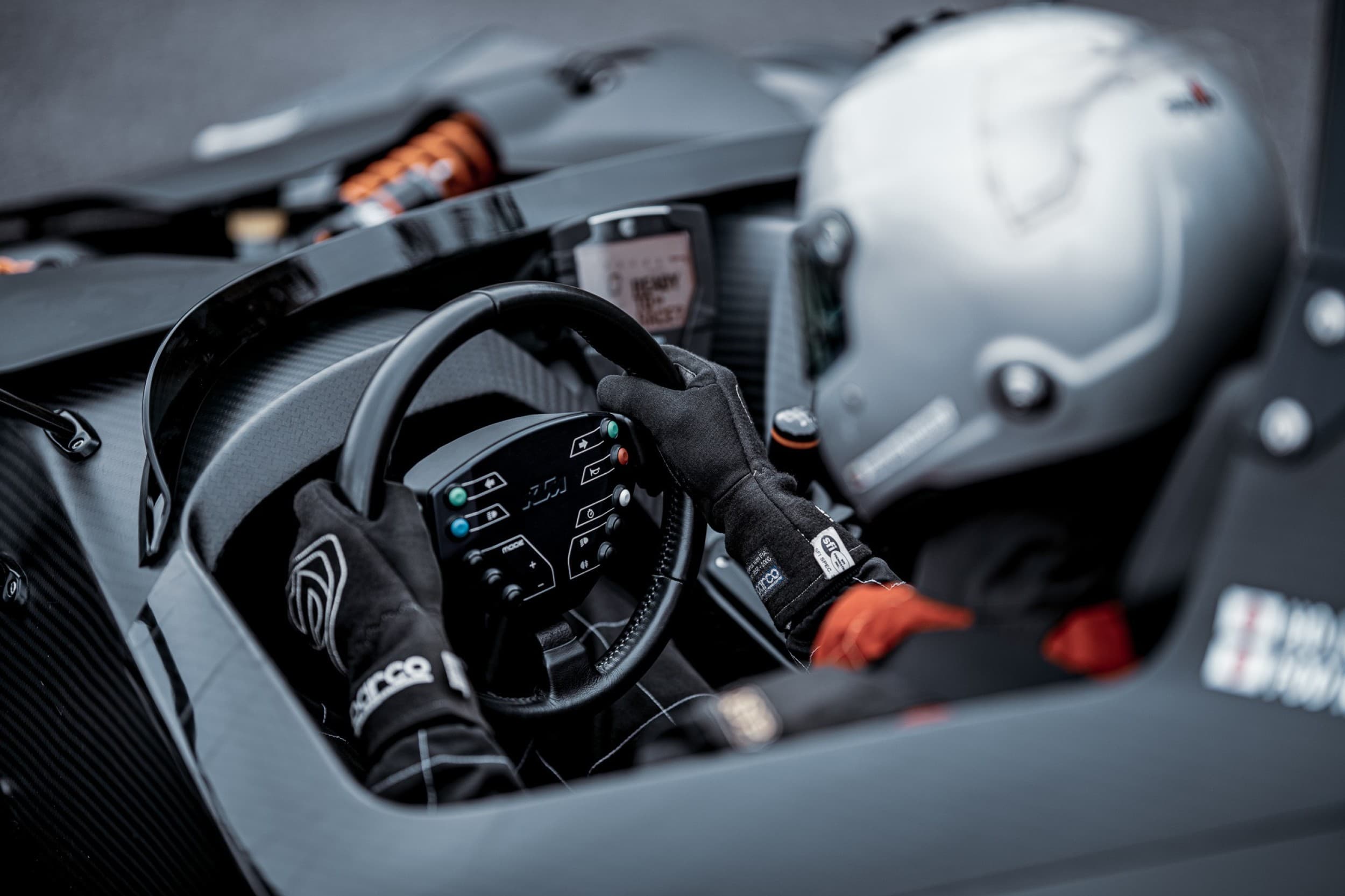 Brauciens ar KTM, Lamborghini un Ferrari Biķernieku trasē