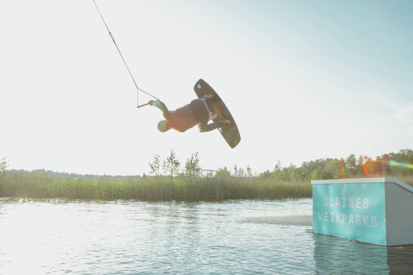 Brauciens ar veikbordu „OWAKE“ aktīvās atpūtas parkā (1-3 pers., 1h)