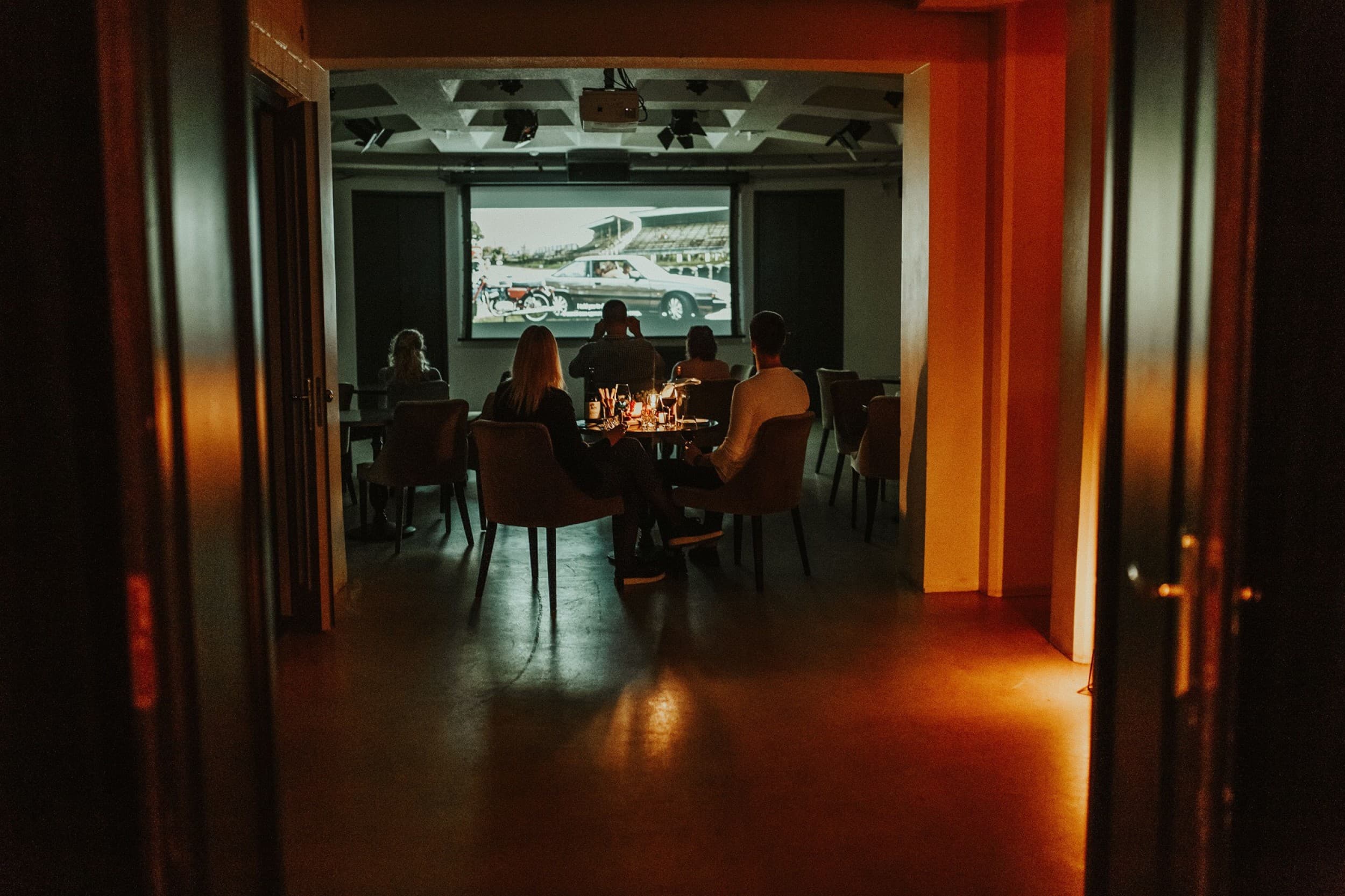 Кино-вечер для пары – приватный показ в Cafe Film Noir