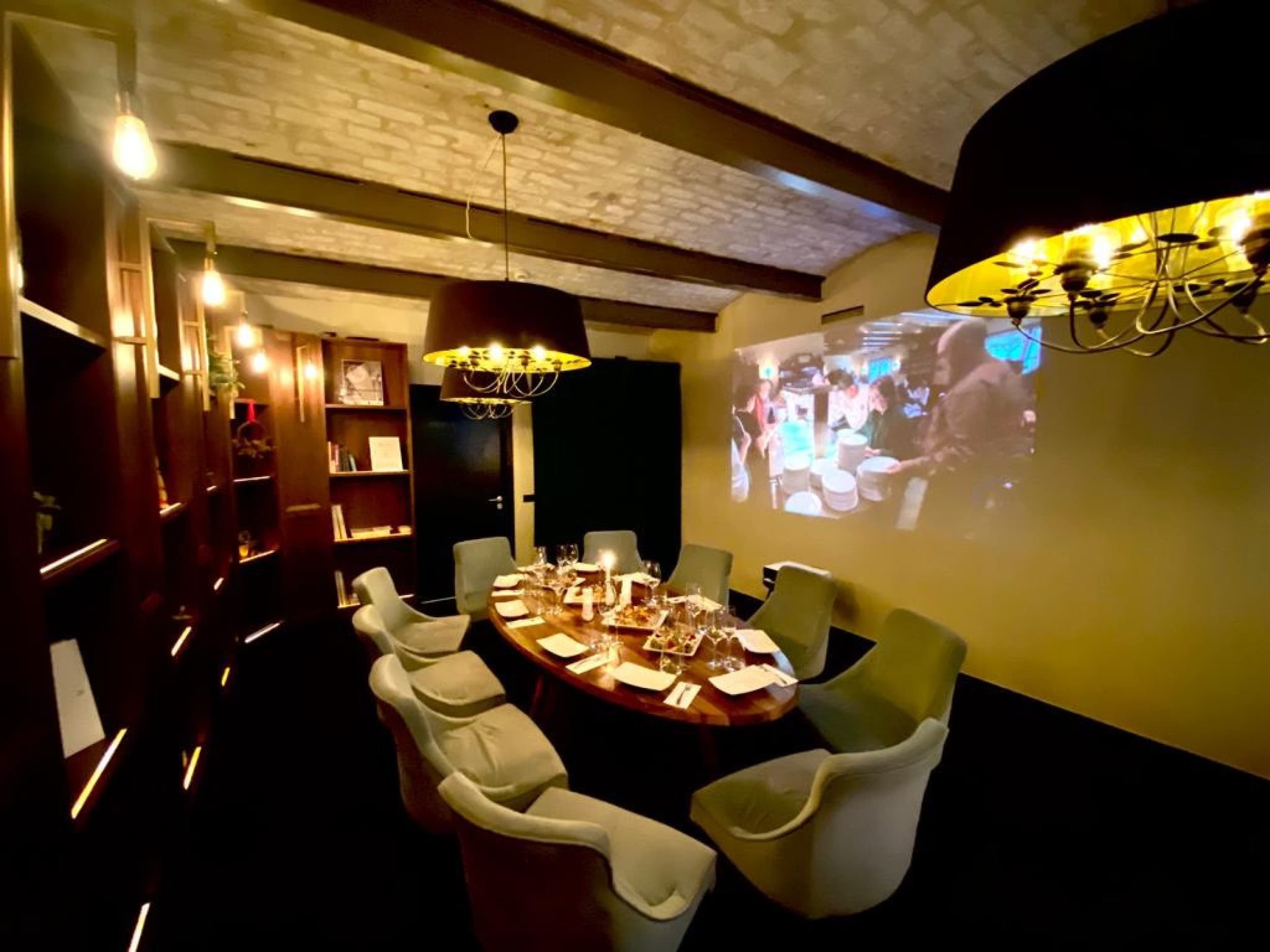 Приватный киносеанс в «Cafe Film Noir» (8-10 перс.)
