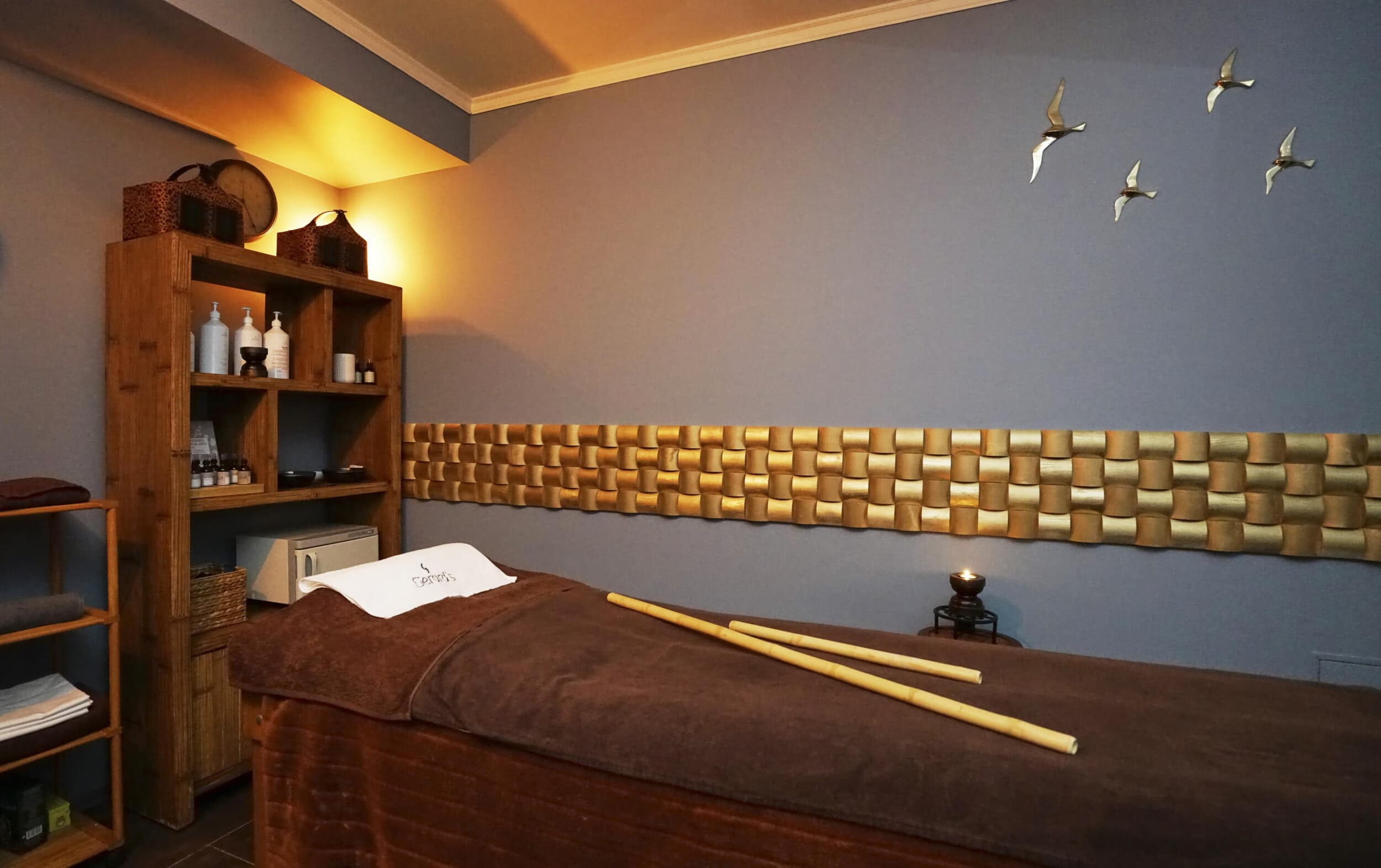 Bali salu masāža ķermenim un sejai ar bamboo kociņiem 