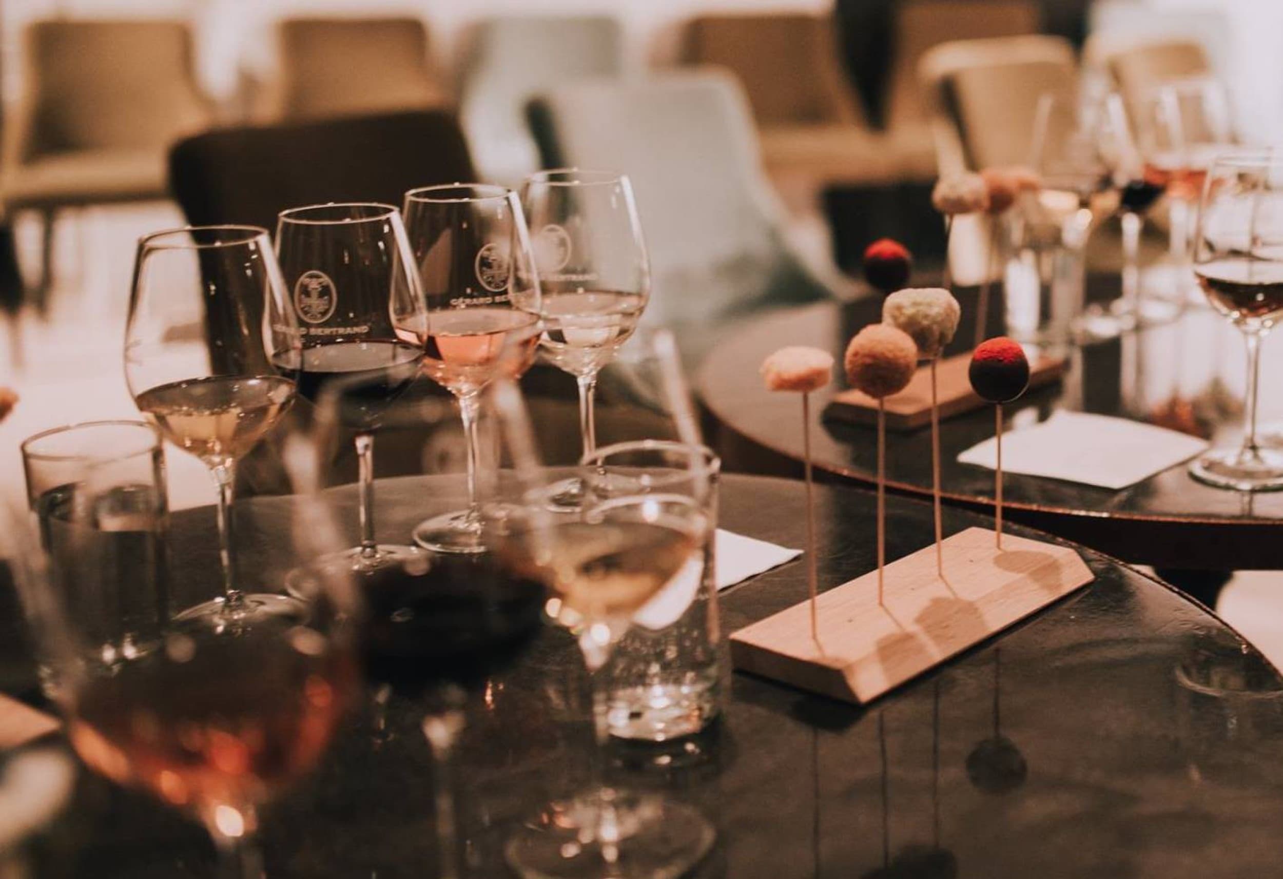 Дегустация вина в темноте «Wine in the Dark» (4 персон)