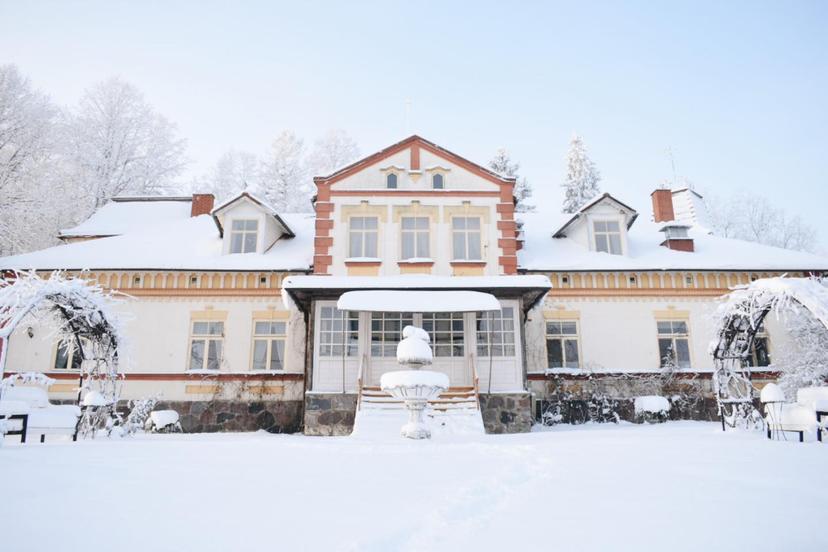 Nakts Mārcienas Muižā ar vakariņām diviem