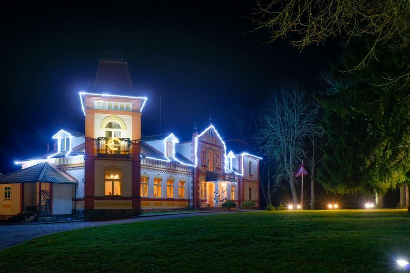 Divas naktis Mārcienas muižā diviem