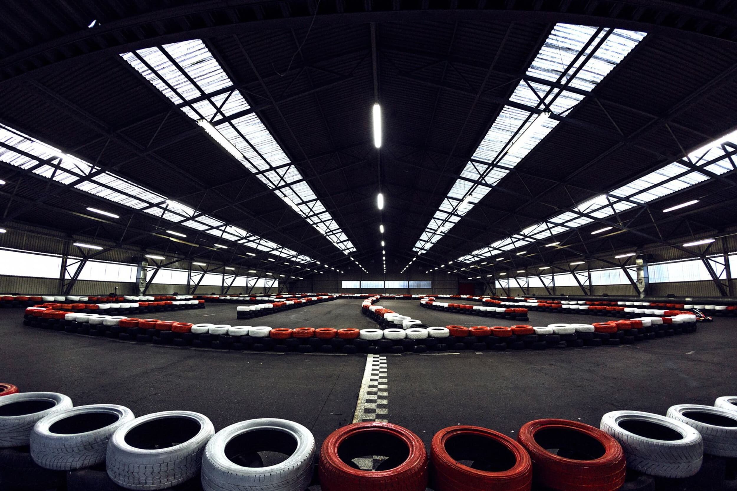 Brauciens ar kartingiem diviem – Biķernieku Kartinga halle | Davanu Serviss