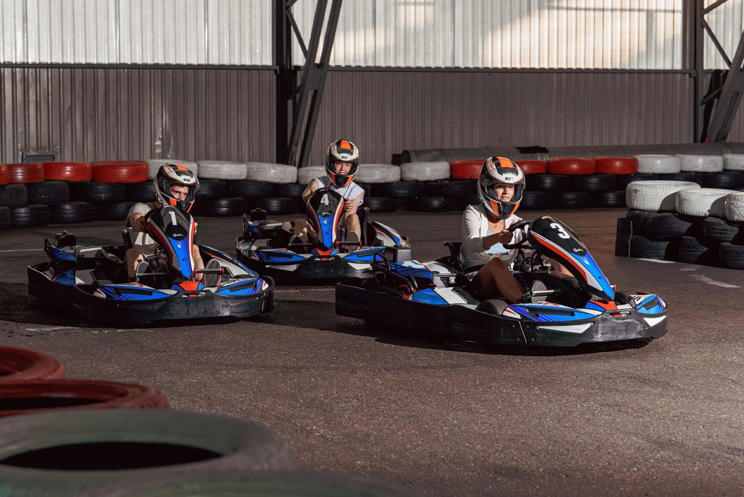 Brauciens ar kartingiem diviem – Biķernieku Kartinga halle | Davanu Serviss