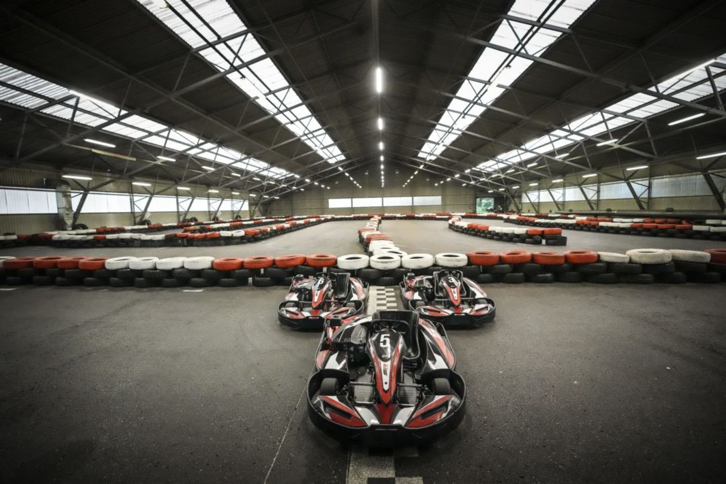Brauciens ar kartingiem diviem – Biķernieku Kartinga halle | Davanu Serviss
