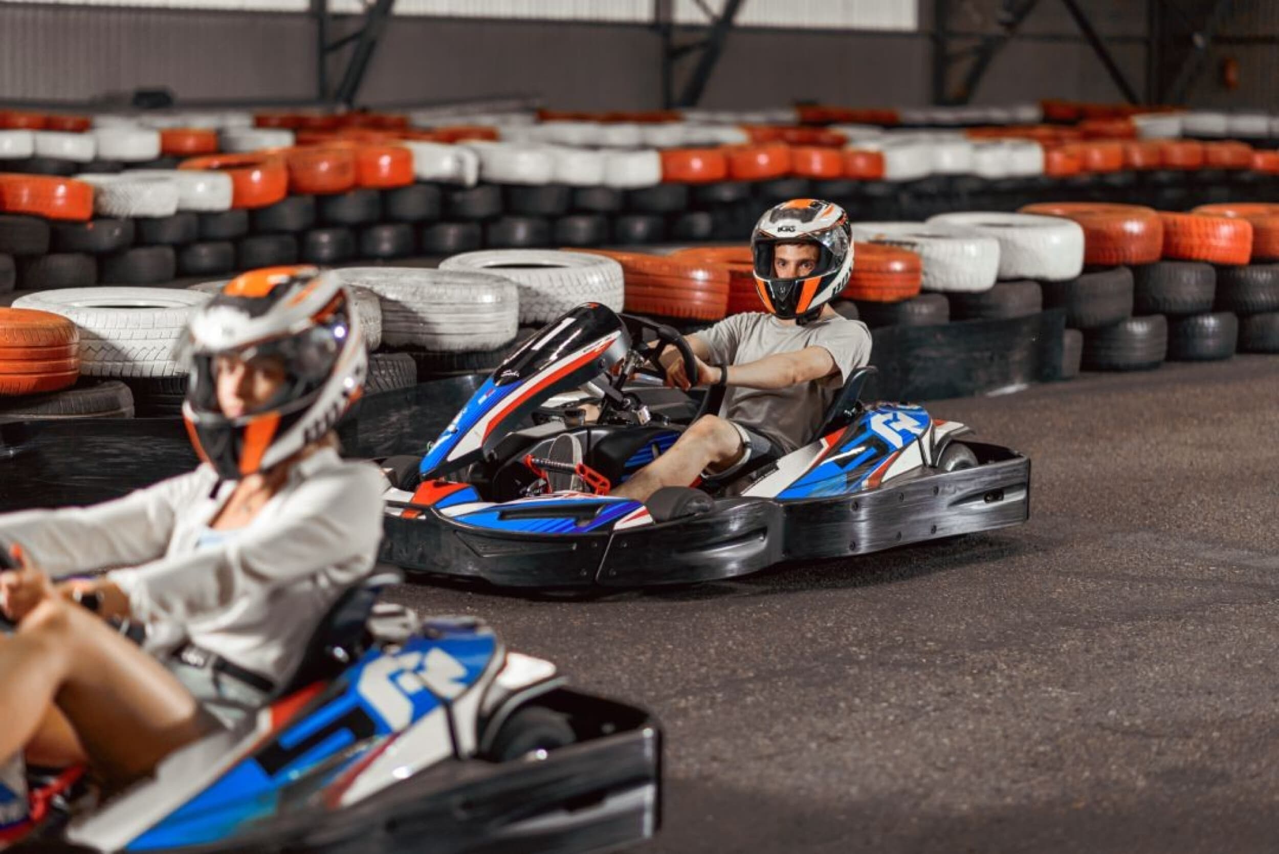 Brauciens ar kartingiem diviem – Biķernieku Kartinga halle | Davanu Serviss