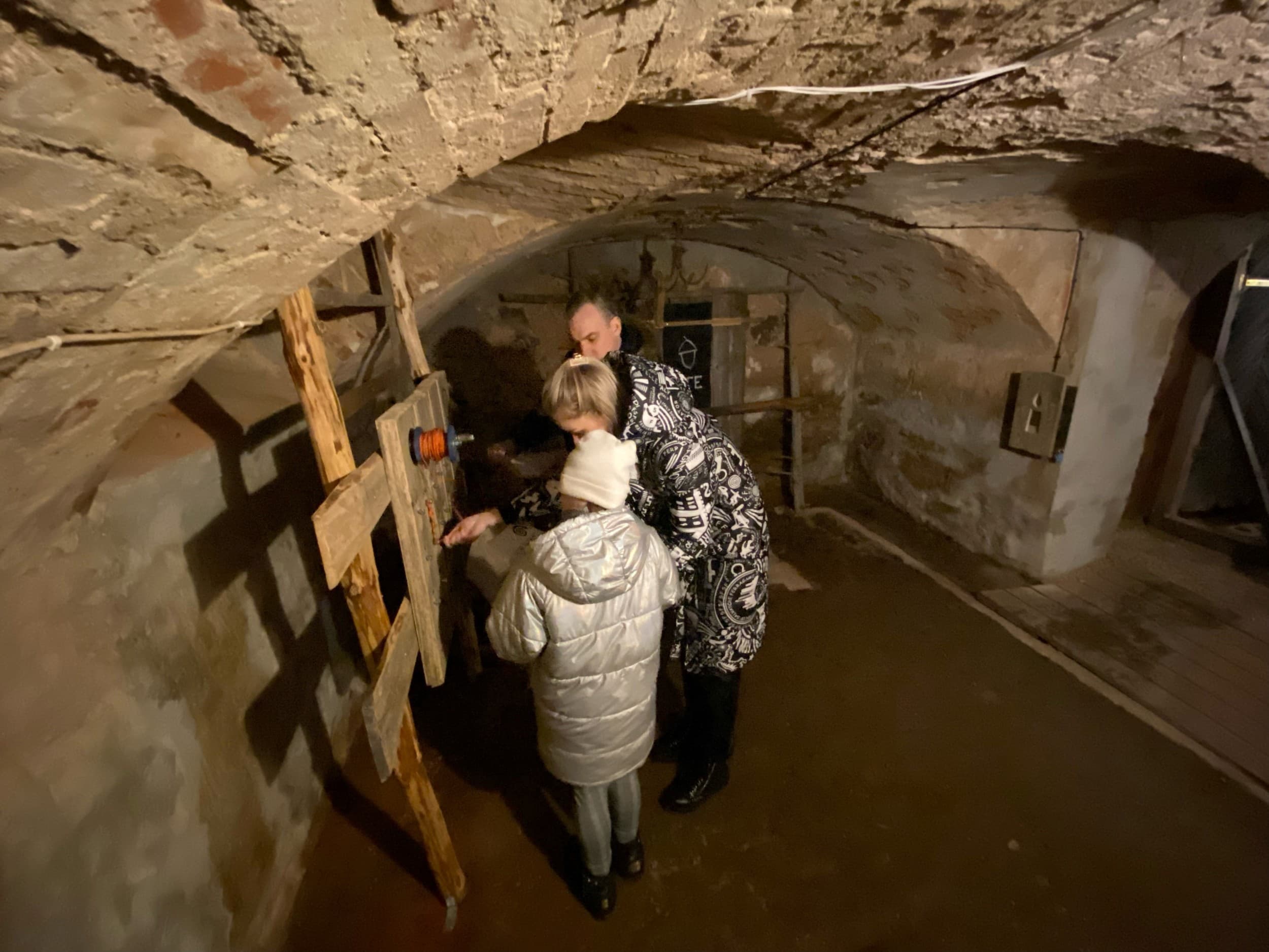 Izlaušanās istaba „Zaļā meža melnie stāsti” Jaunmoku pilī | Davanu Serviss