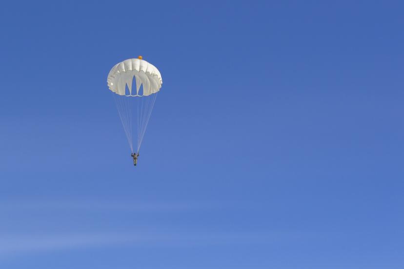 Aizraujošs lēciens ar kupola izpletni