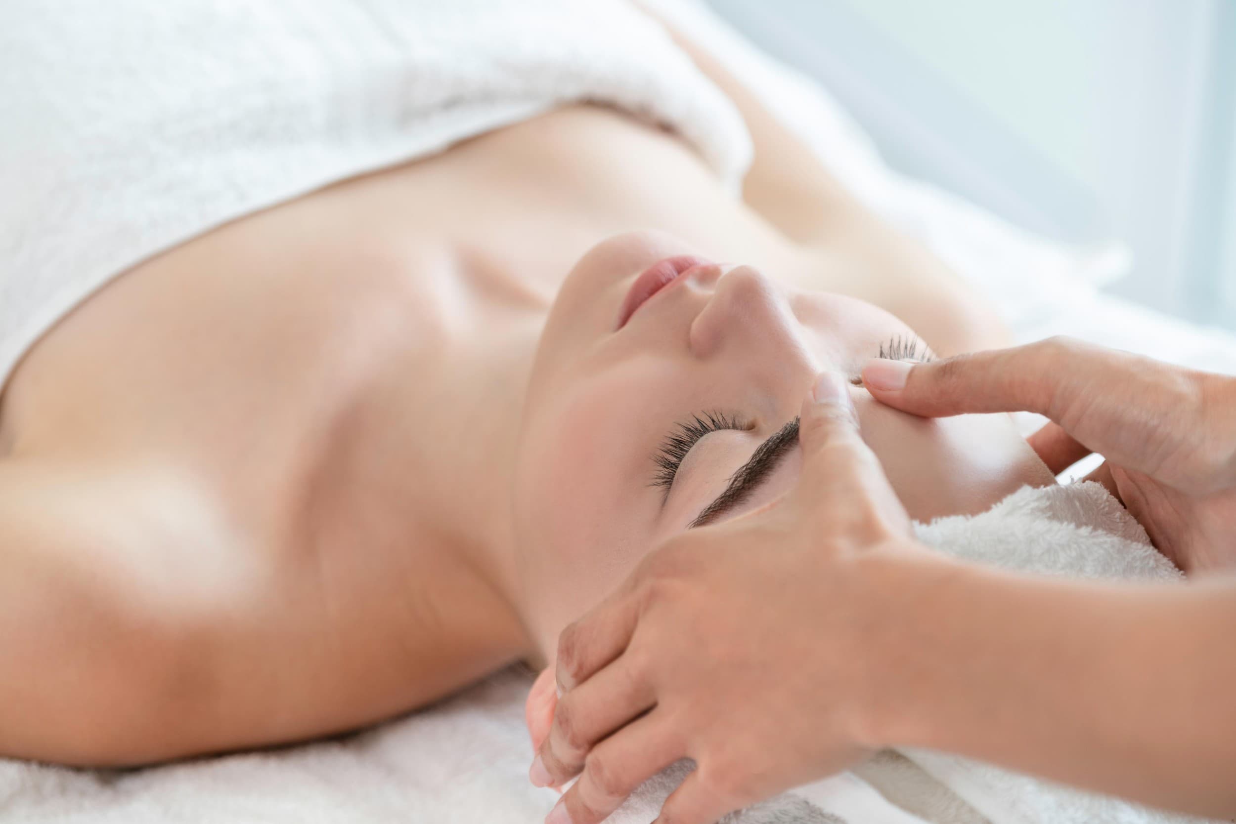 Kopjošā procedūra sejas ādai salonā "Activ&Spa"