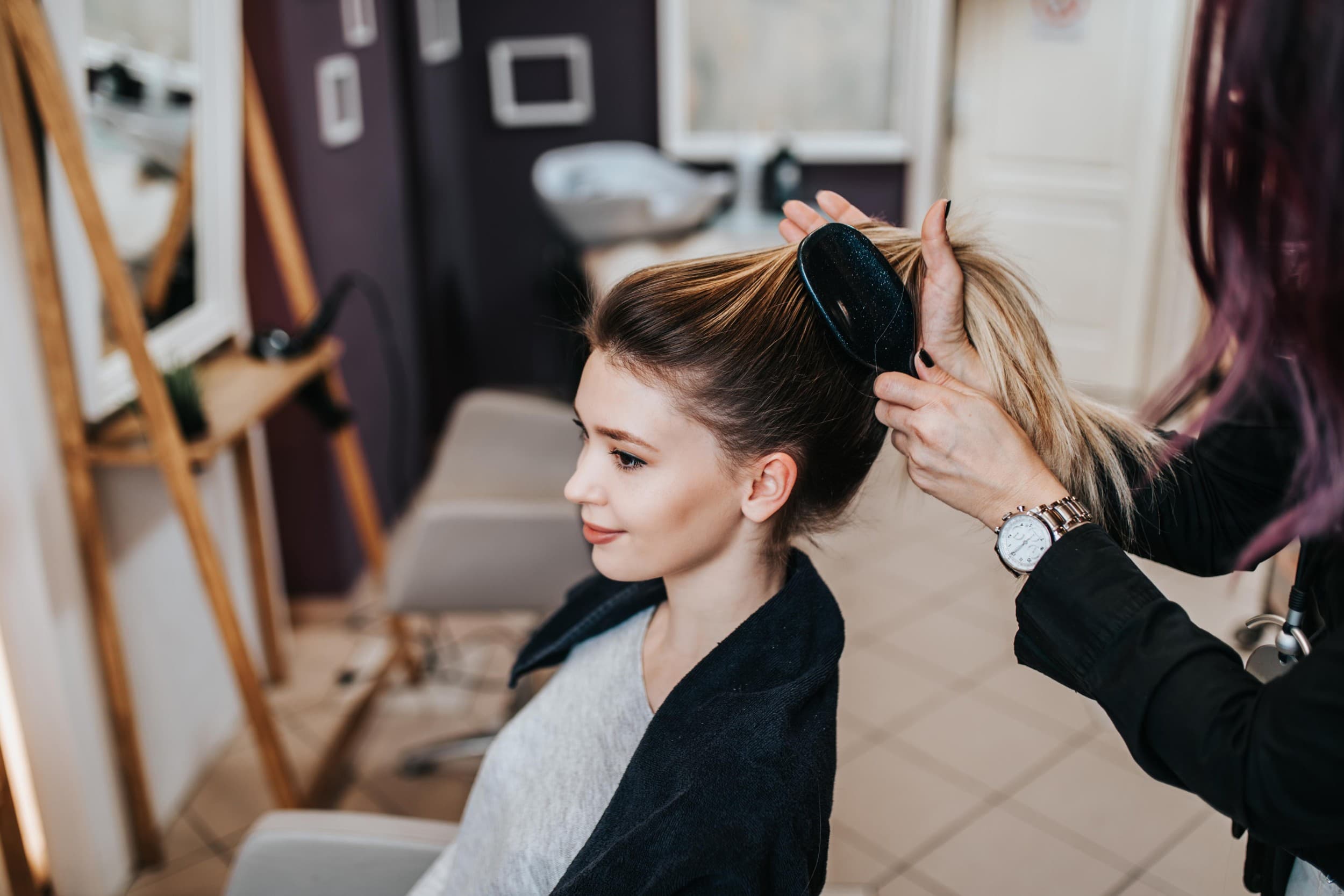 Matu mazgāšana un ieveidošana vidēji gariem matiem SIBI salonā | Davanu Serviss