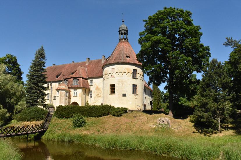 Nakts Jaunpils pilī ar viduslaiku mielastu un vīnu diviem