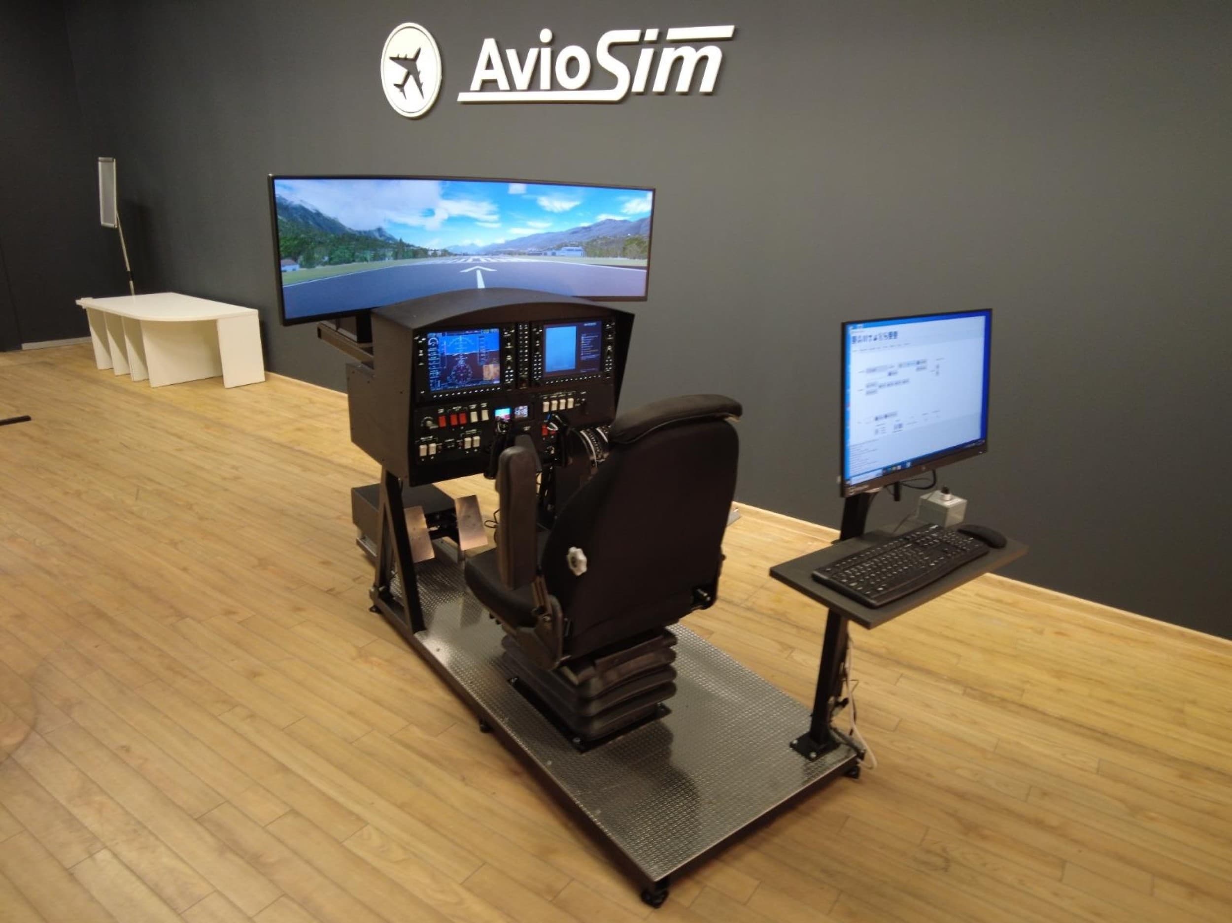 AvioSim Rīgā – lidojums ar aviosimulatoru 1–2 personām | Davanu Serviss